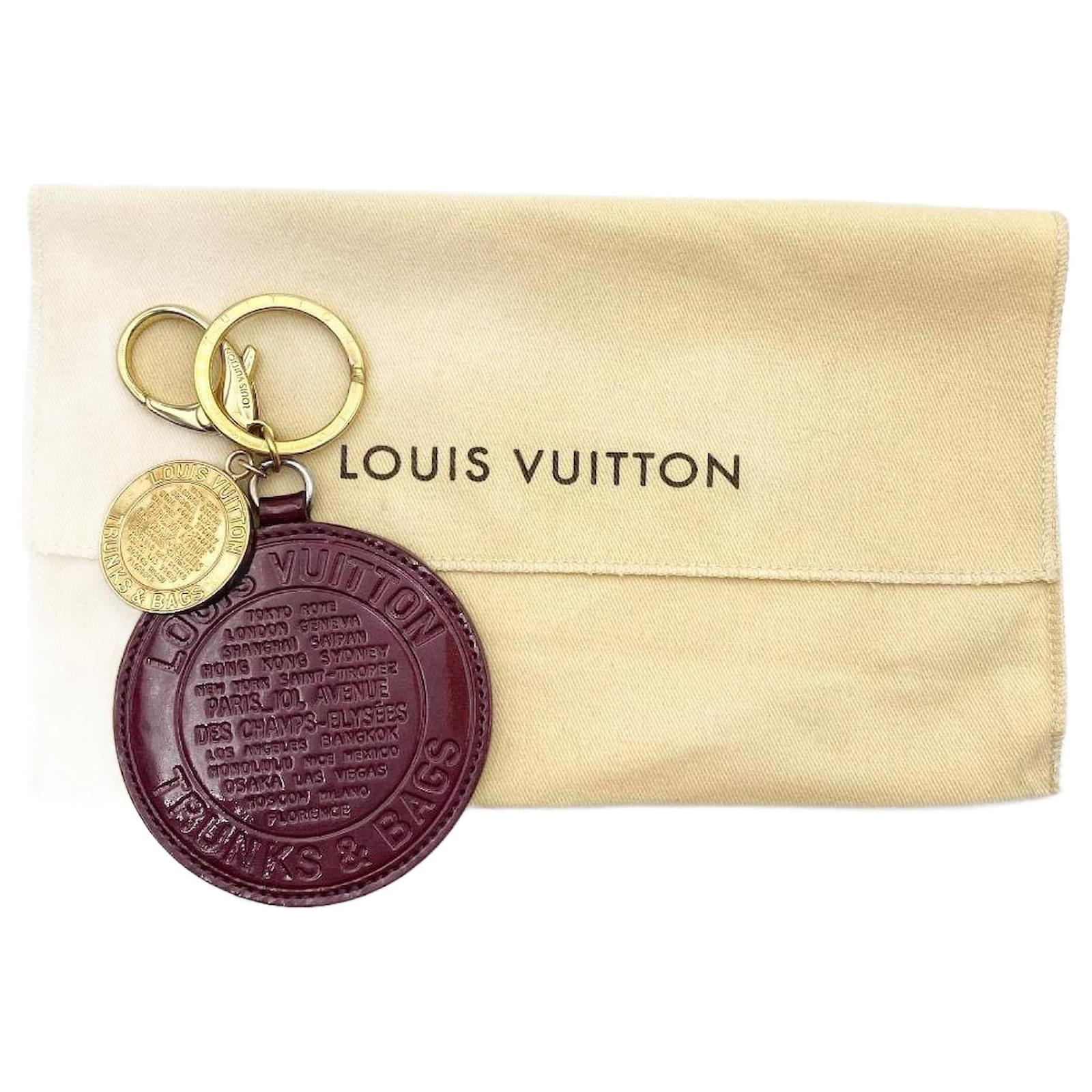 Louis Vuitton Ciondoli portachiavi per bauli e borse Rosso Smalto  ref.1151890 - Joli Closet