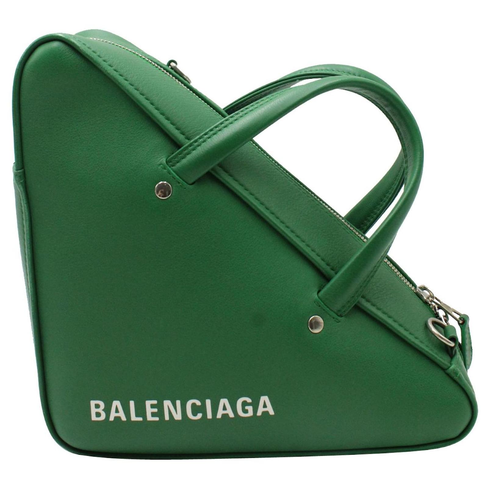 Bolso Balenciaga Triangle Duffle S en piel de becerro verde Cuero