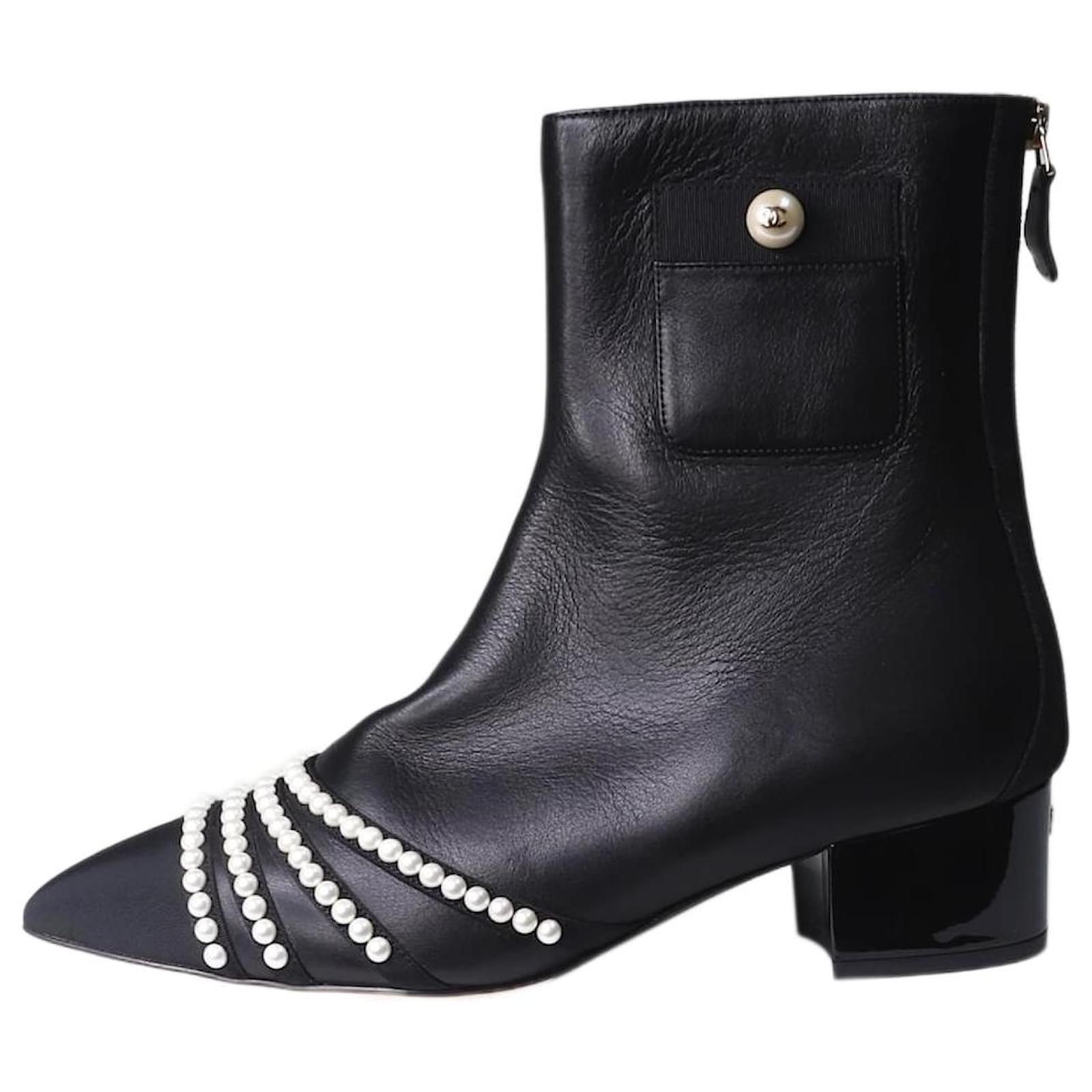 Chanel Botas de cuero negro con perlas talla EU