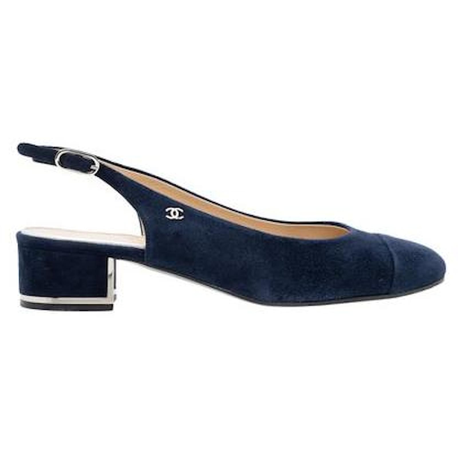 Escarpins a bride arriere en daim avec logo Cc entrelace Chanel Suede Bleu Marine ref.1288181 Joli Closet