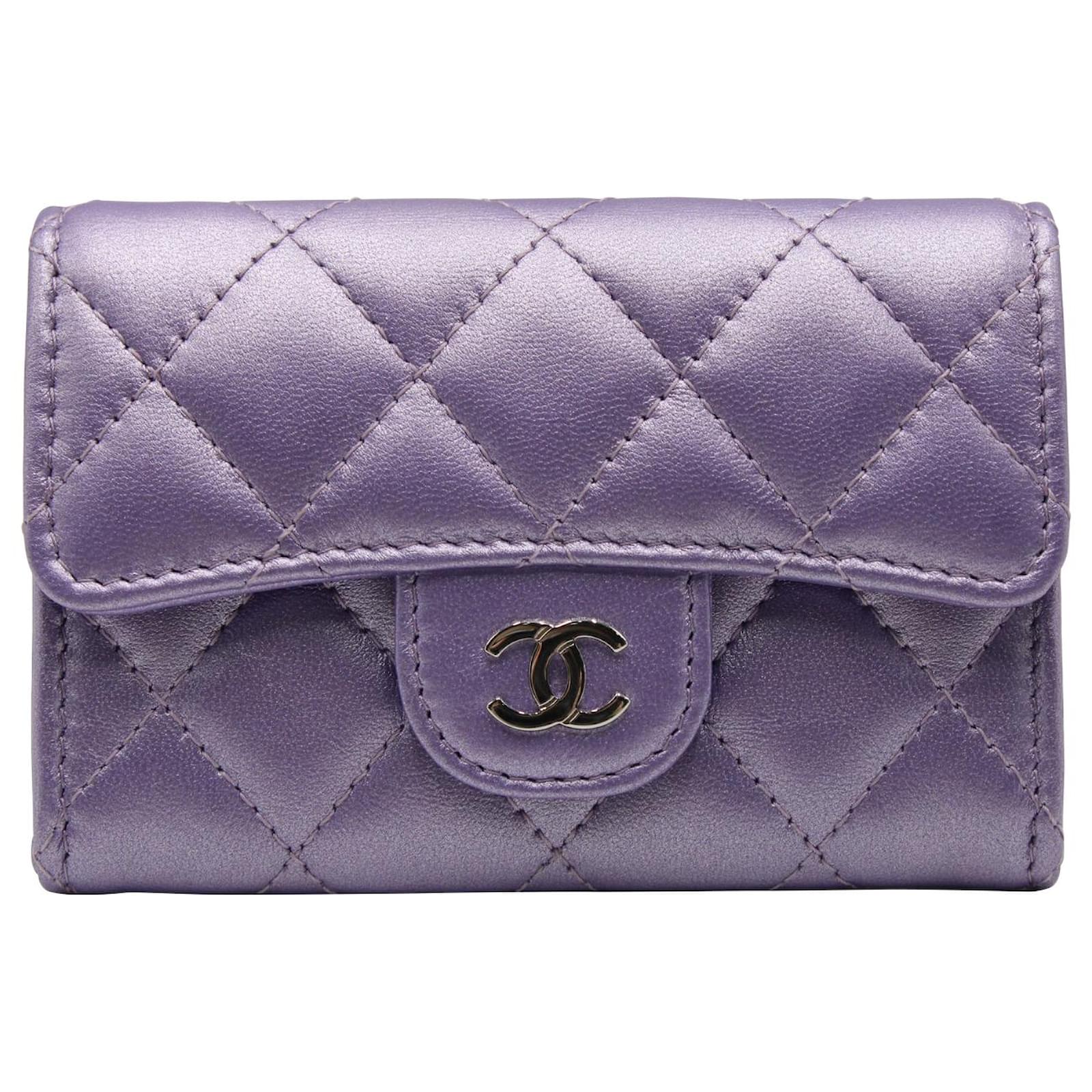 Porte-cartes à rabat classique irisé Chanel en cuir de veau violet