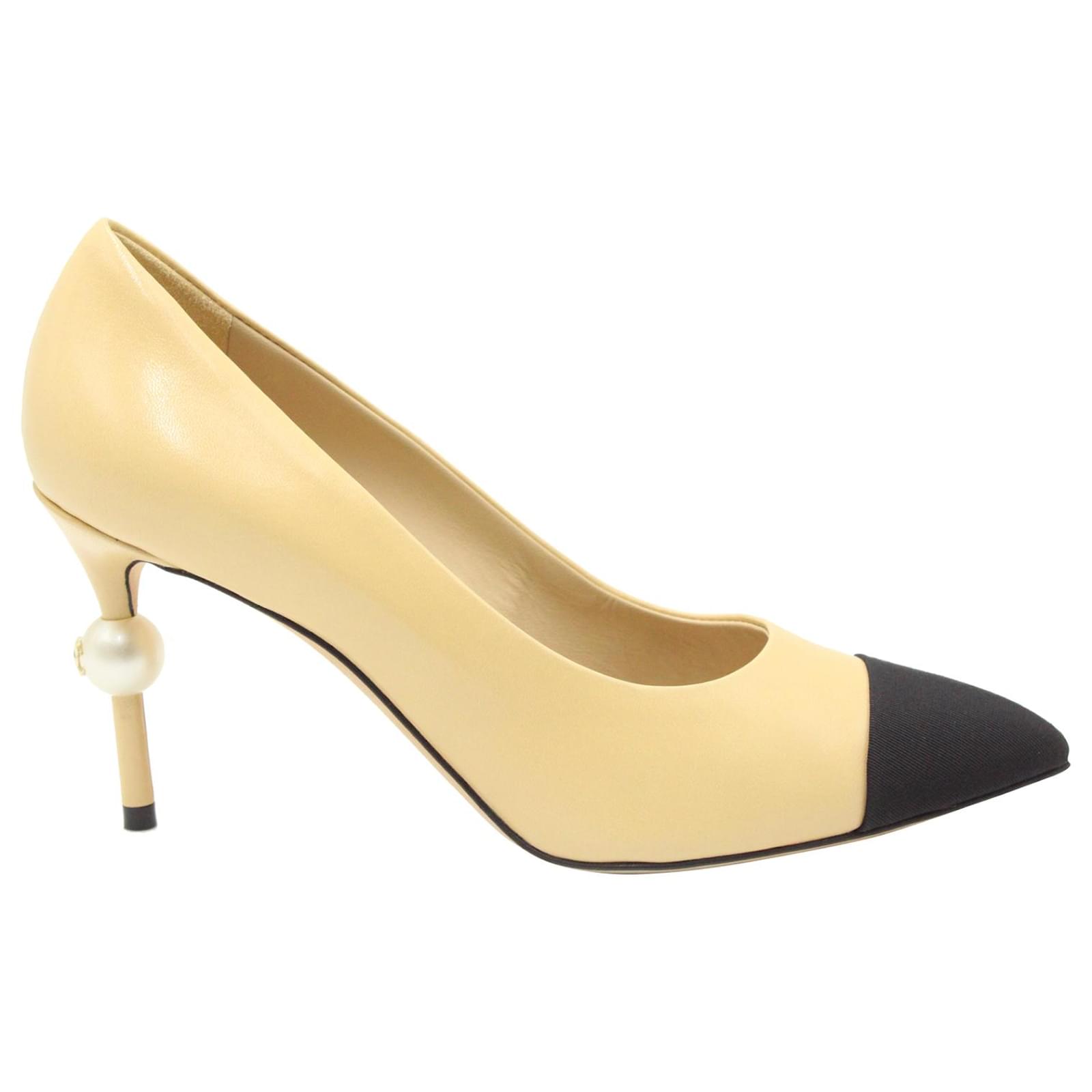 Décolleté a punta bicolore Chanel con perle finte in pelle beige