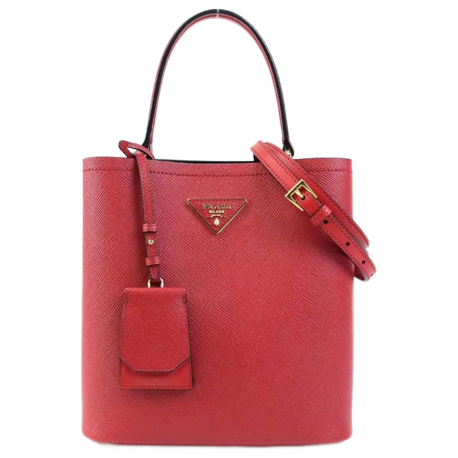 Prada Saffiano Red Leather ref.1344670 - Joli Closet