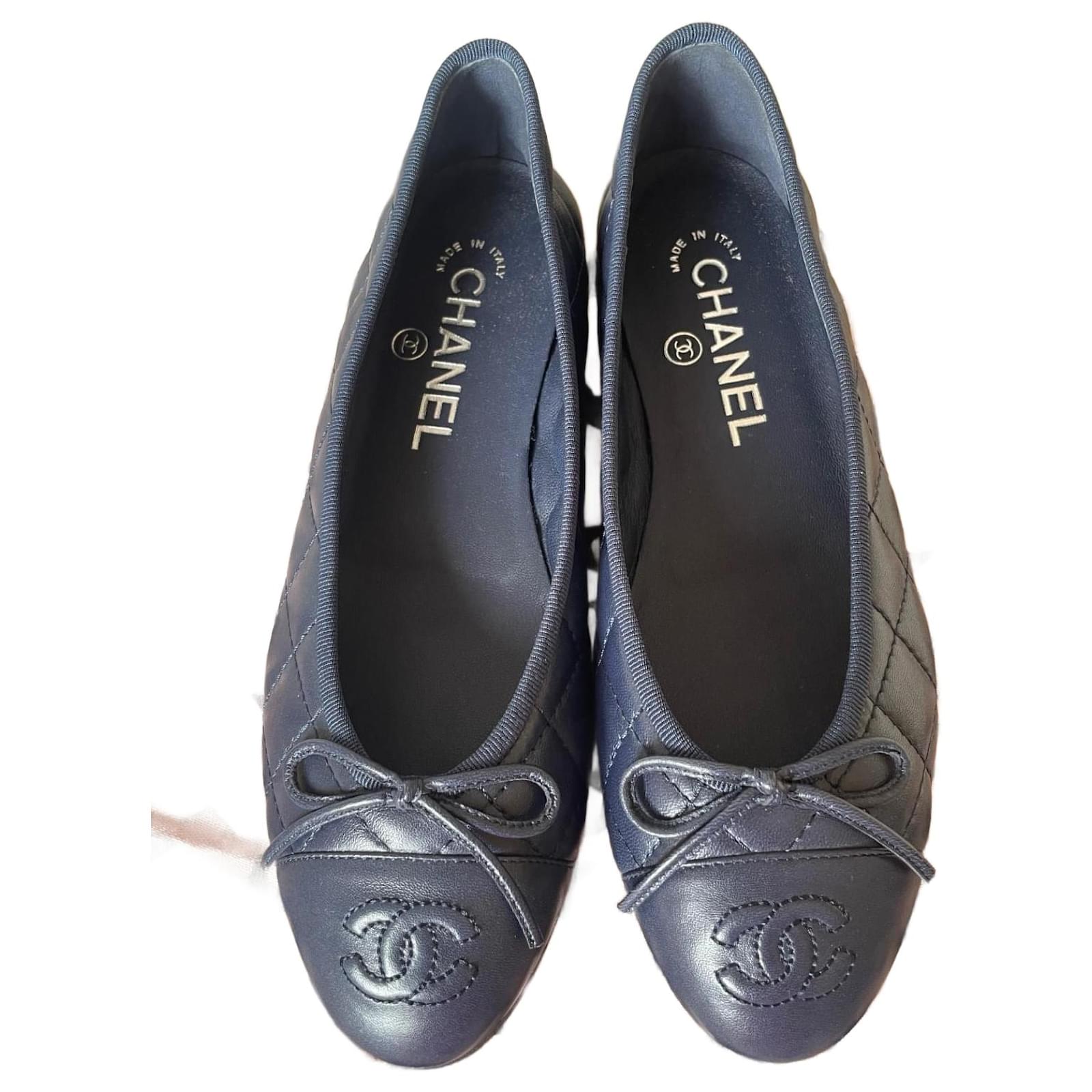 Chanel Ballet flats Navy blue Leather ref.1391256 - Joli Closet