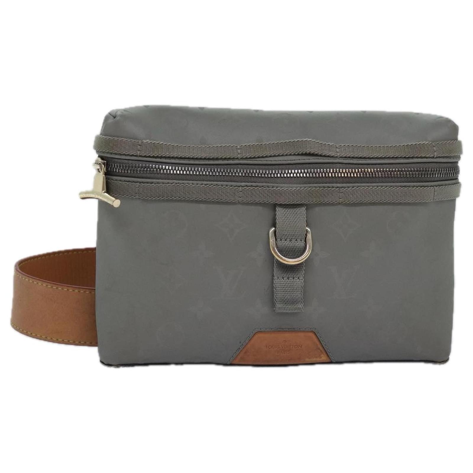 LOUIS VUITTON Monogramm Titanium Messenger PM Umhängetasche Grau  