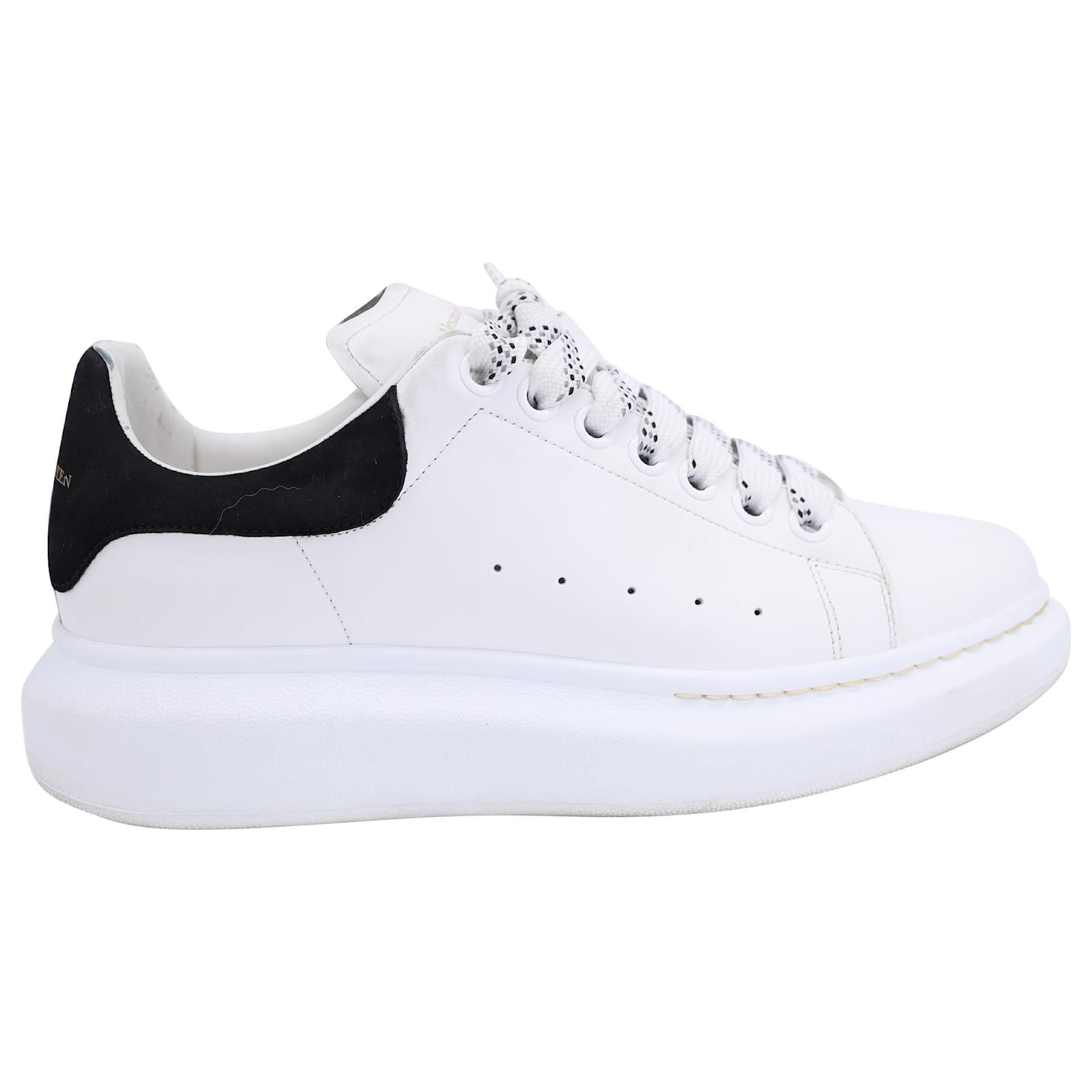 Alexander McQueen Oversized Sneaker aus weiBem Leder und schwarzem Wildleder