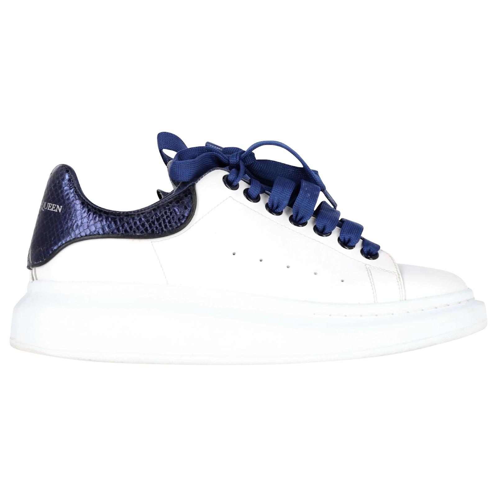 Alexander McQueen Oversized Sneakers aus weiBem und blauem Leder ref.1424449 Joli Closet