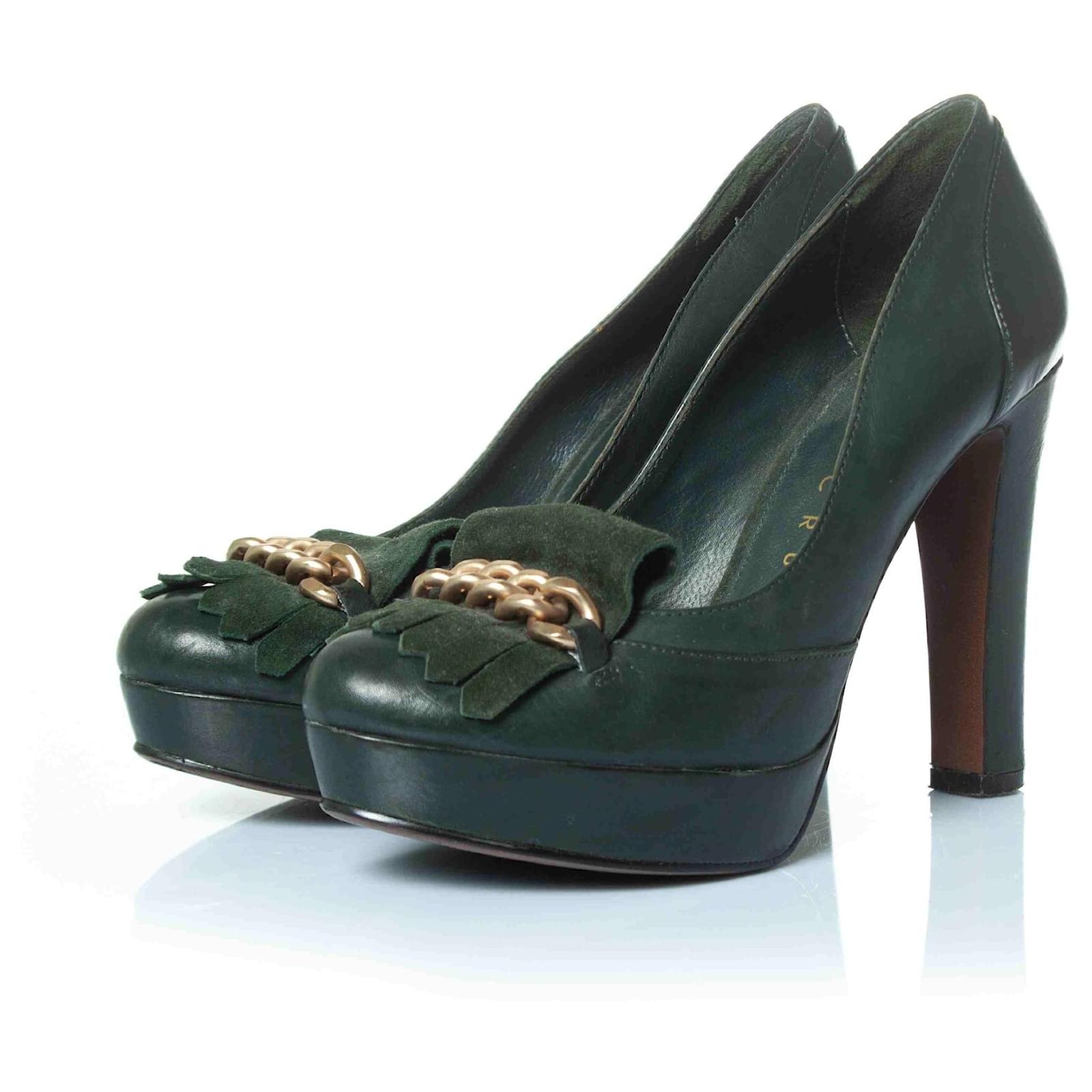 Lola Cruz, zapatos de tacón con plataforma y cadena dorada Verde