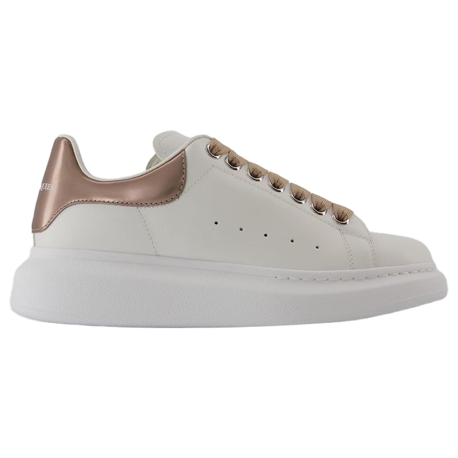 UbergroBe Sneakers Alexander McQueen Leder WeiB Beige Kalbahnliches Kalb ref.1445406 Joli Closet