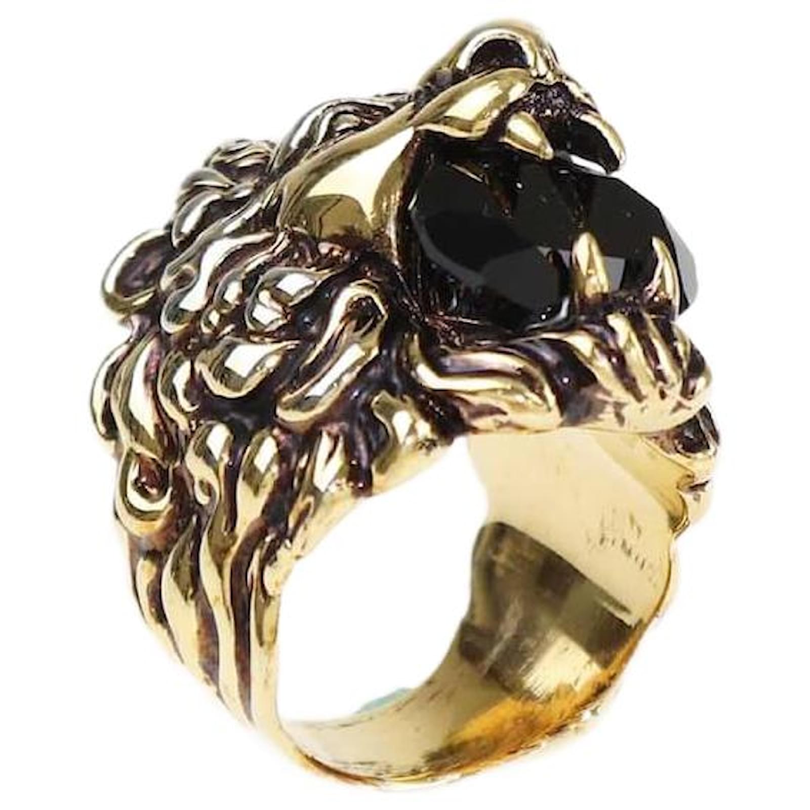 Anello in metallo placcato oro Gucci con testa di leone in cristallo nero taglia 19 ref.1449238 Joli Closet