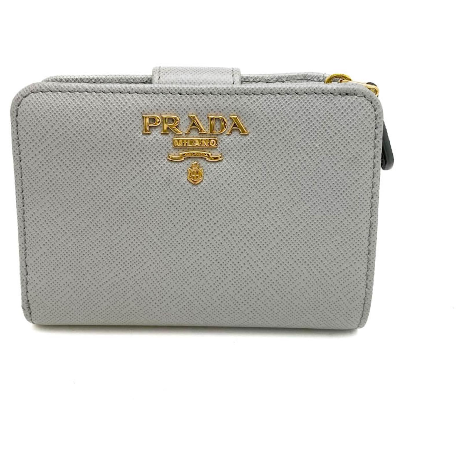 Portafoglio bi fold in metallo Saffiano di Prada Marrone Blu Pelle ref.1487221 Joli Closet