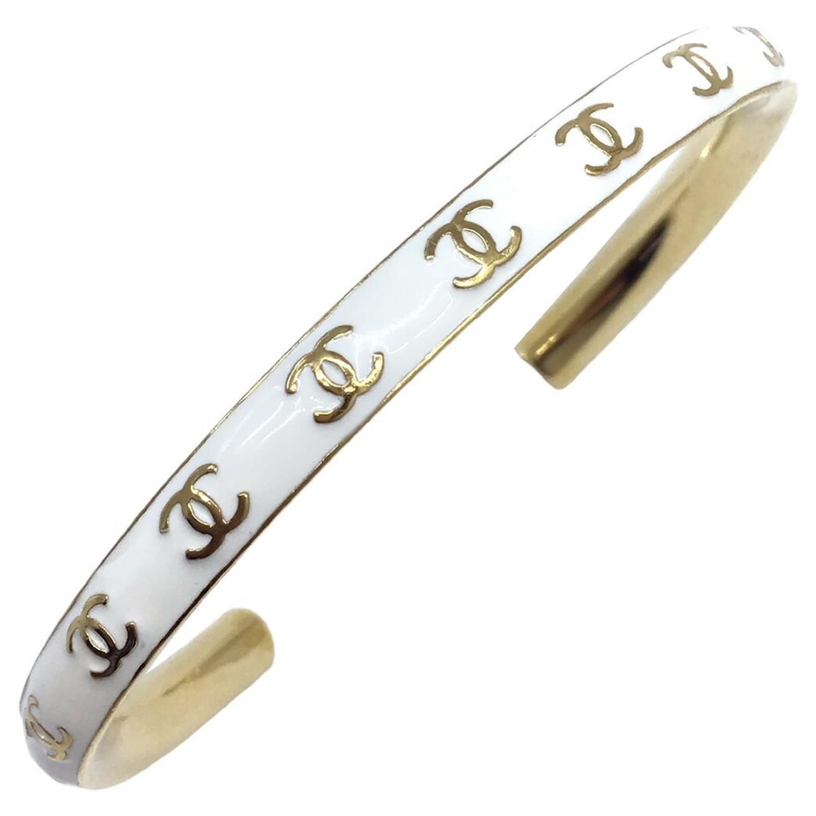 Chanel Gold and White Bangle Golden Metal ref.1490342 - Joli