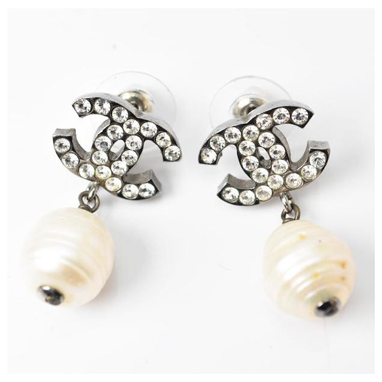 Autre Marque Chanel CC Motif Swing Pearl Earrings Silver White in Great Condition ref.1500647 Joli Closet