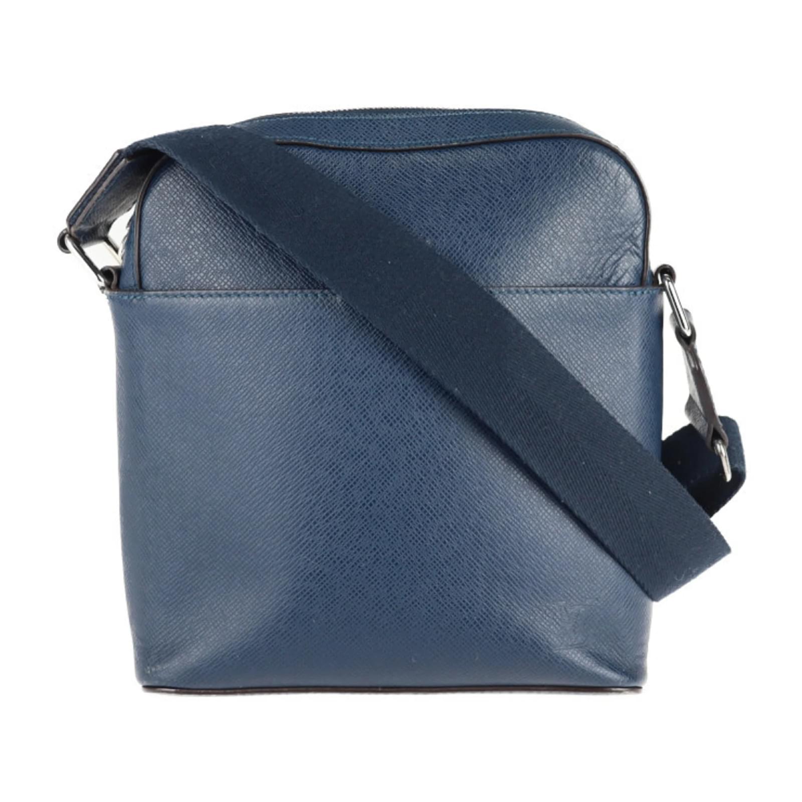 Anton Pochette Taiga Schultertasche Louis Vuitton Marineblau Leder ref.1516361 Joli Closet