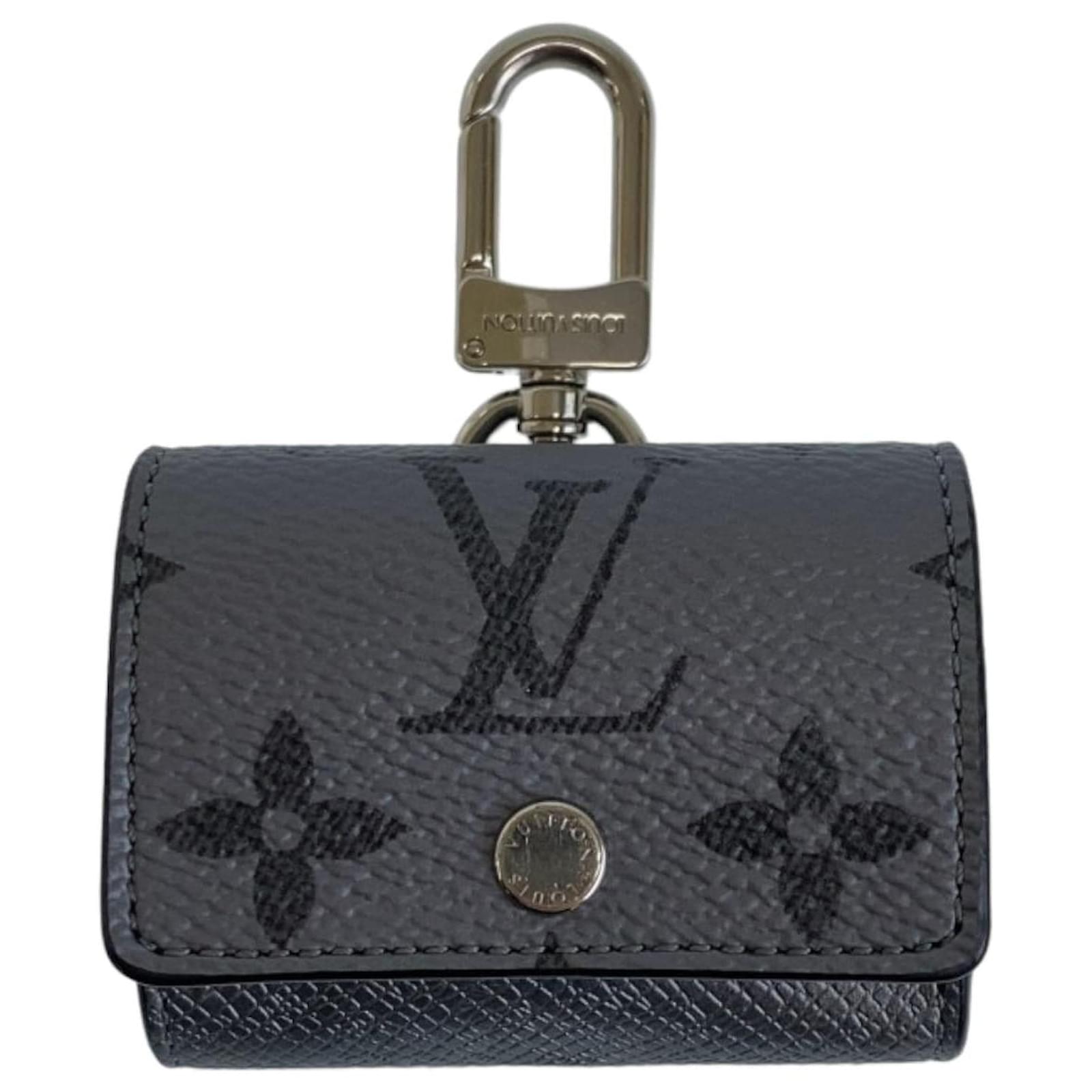 LOUIS VUITTON ブラック Airpods ケース　ランヤード LOUIS VUITTON ブラック Airpods ケース ランヤード Black Emboss LV