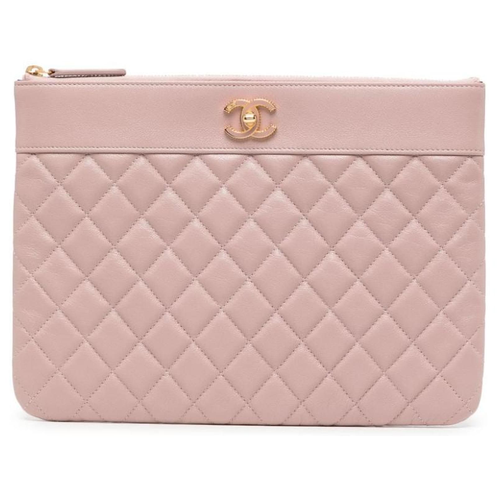 Pochette matelassee Chanel CC Cuir Rose ref.1552367 Joli Closet