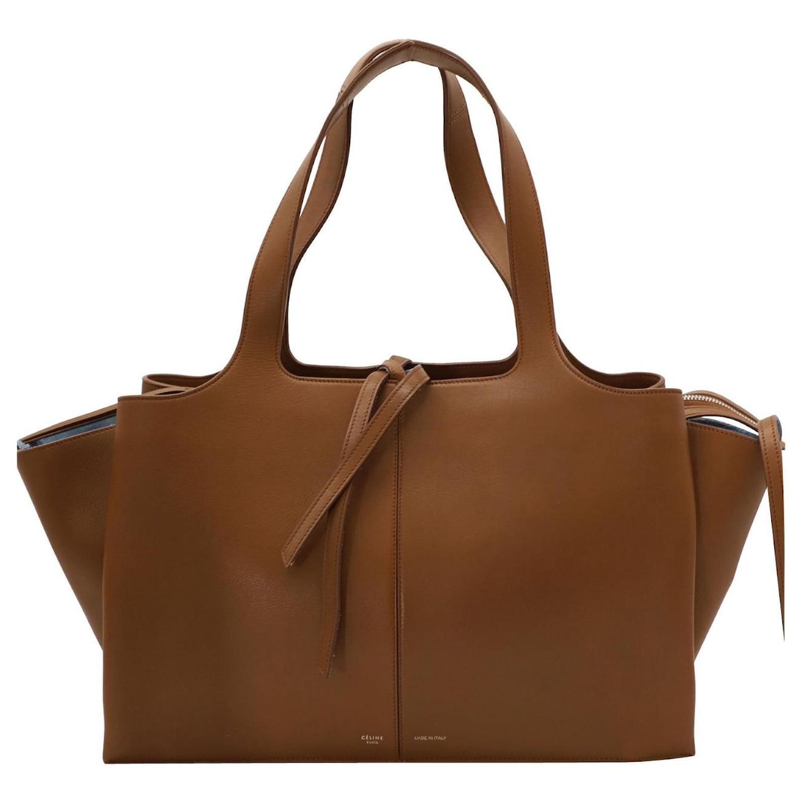 Luggage Celine Celine Tri Fold Tote Bag aus braunem Kalbsleder ref.1584955 Joli Closet