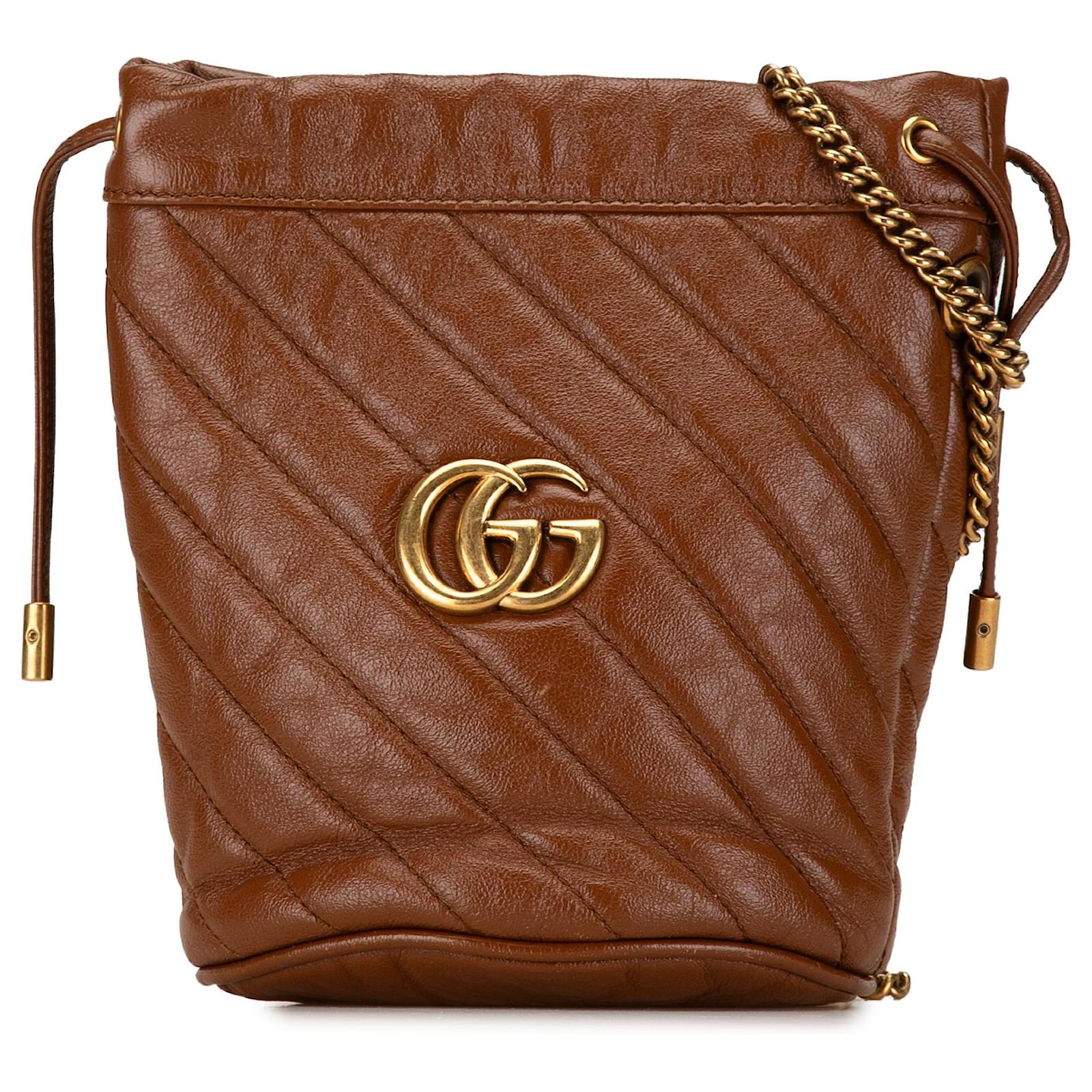 Sac seau Gucci Mini GG Marmont Diagonal Matelasse 2.0 marron