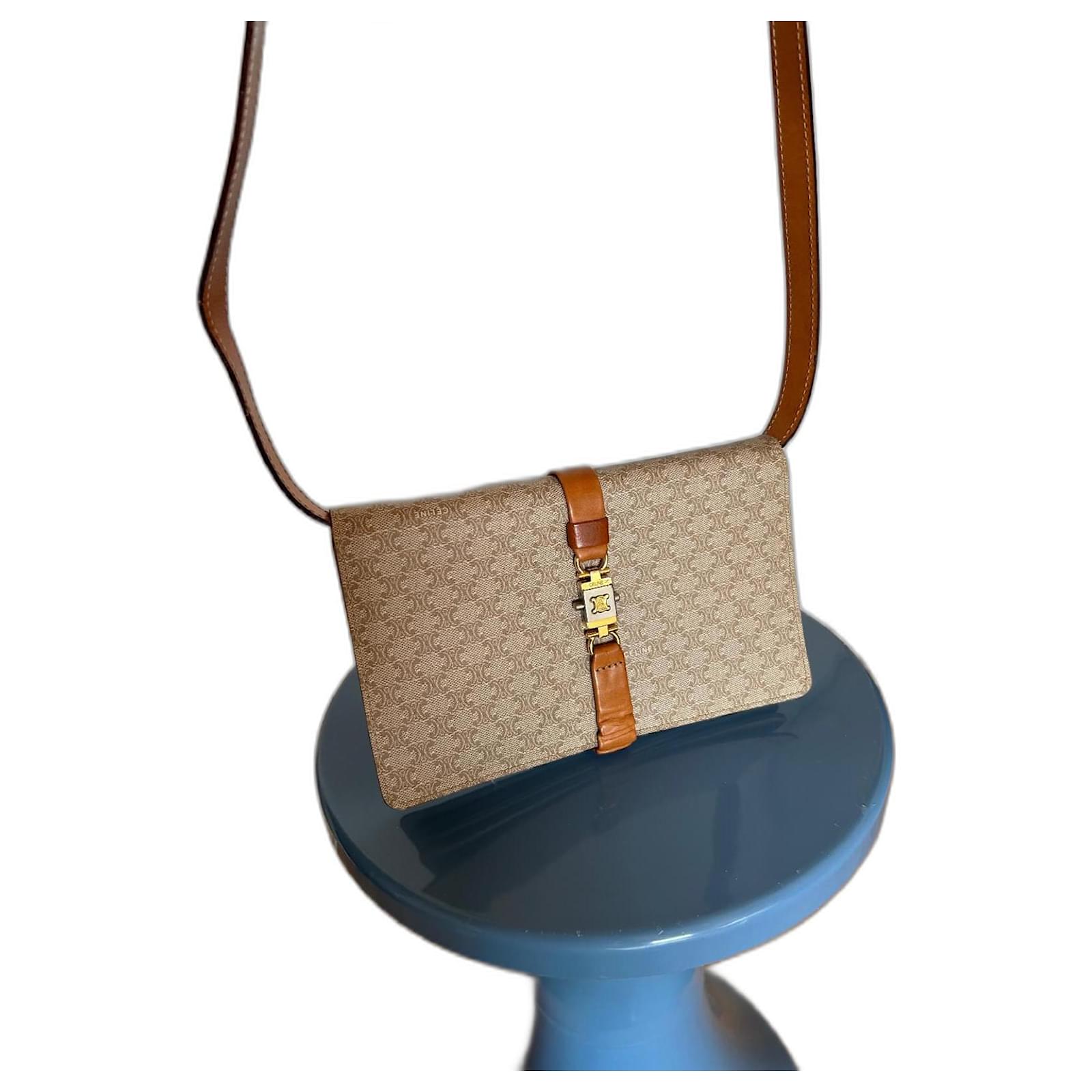 Celine Vintage Shoulder Bag in Very Good Condition Beige Leather ref.1605656 Joli Closet