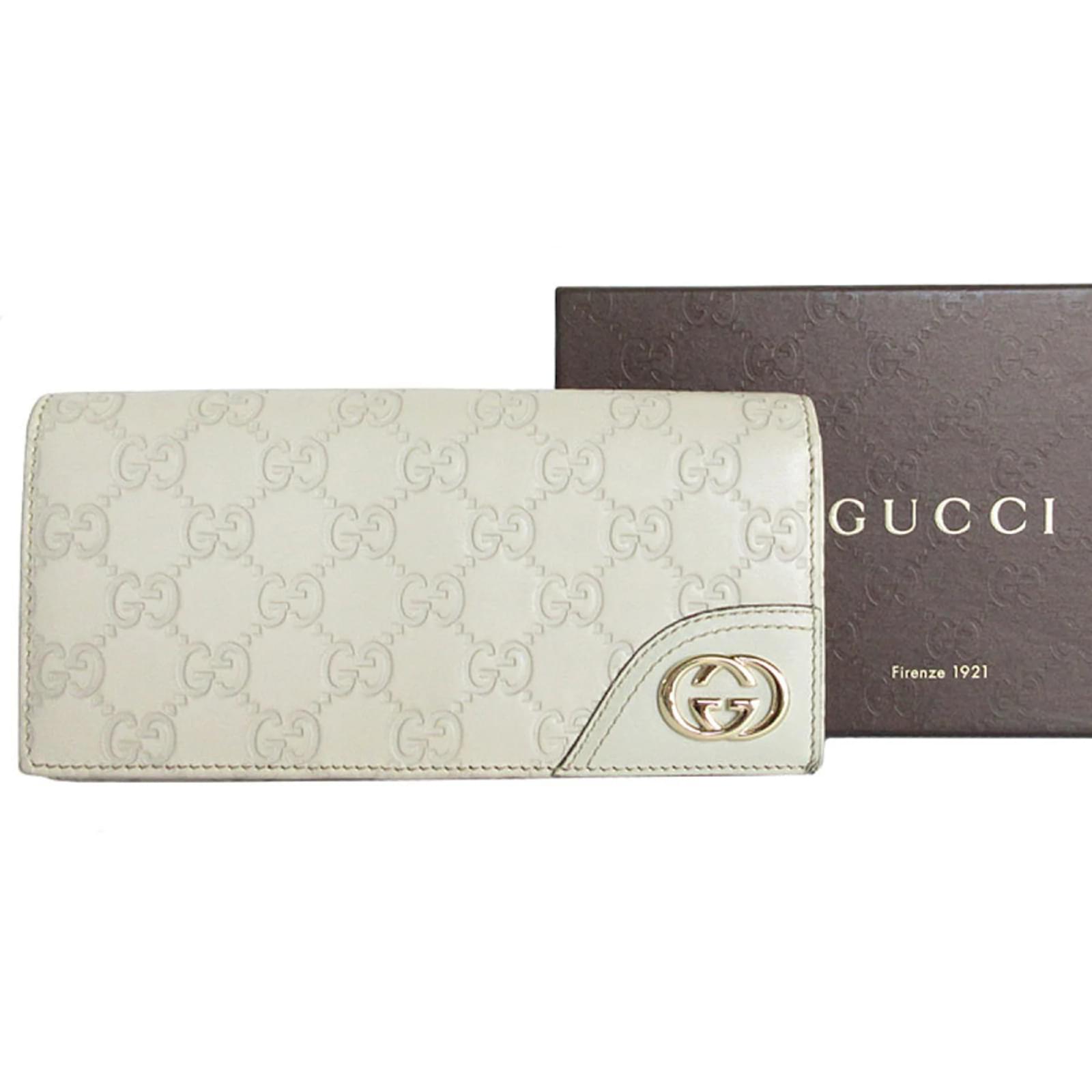 Gucci offers folds Ivory wallet