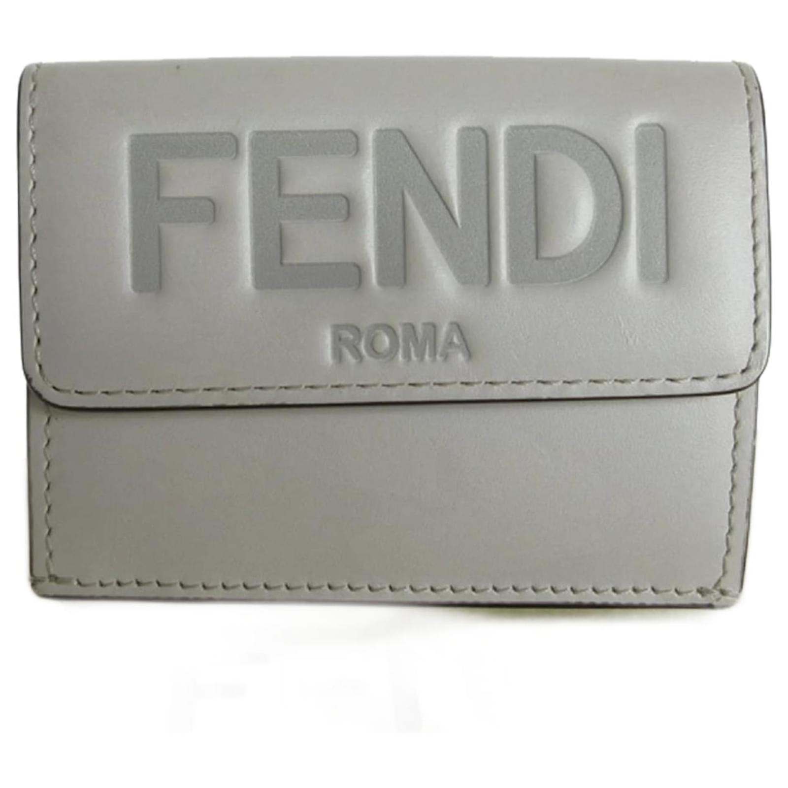 Portafoglio pieghevole Fendi in pelle grigia chiara Grigio ref.1607075 Joli Closet