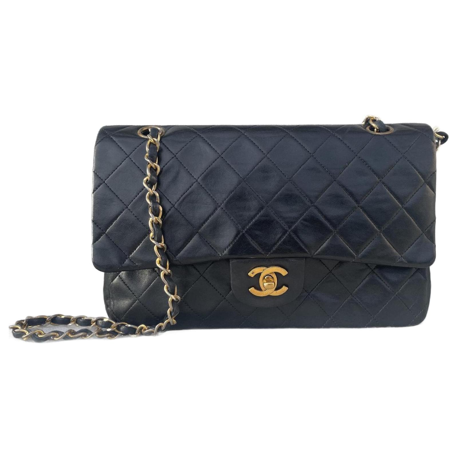 Chanel Klassische 25 cm Doppelklappen Tasche aus schwarzem Leder