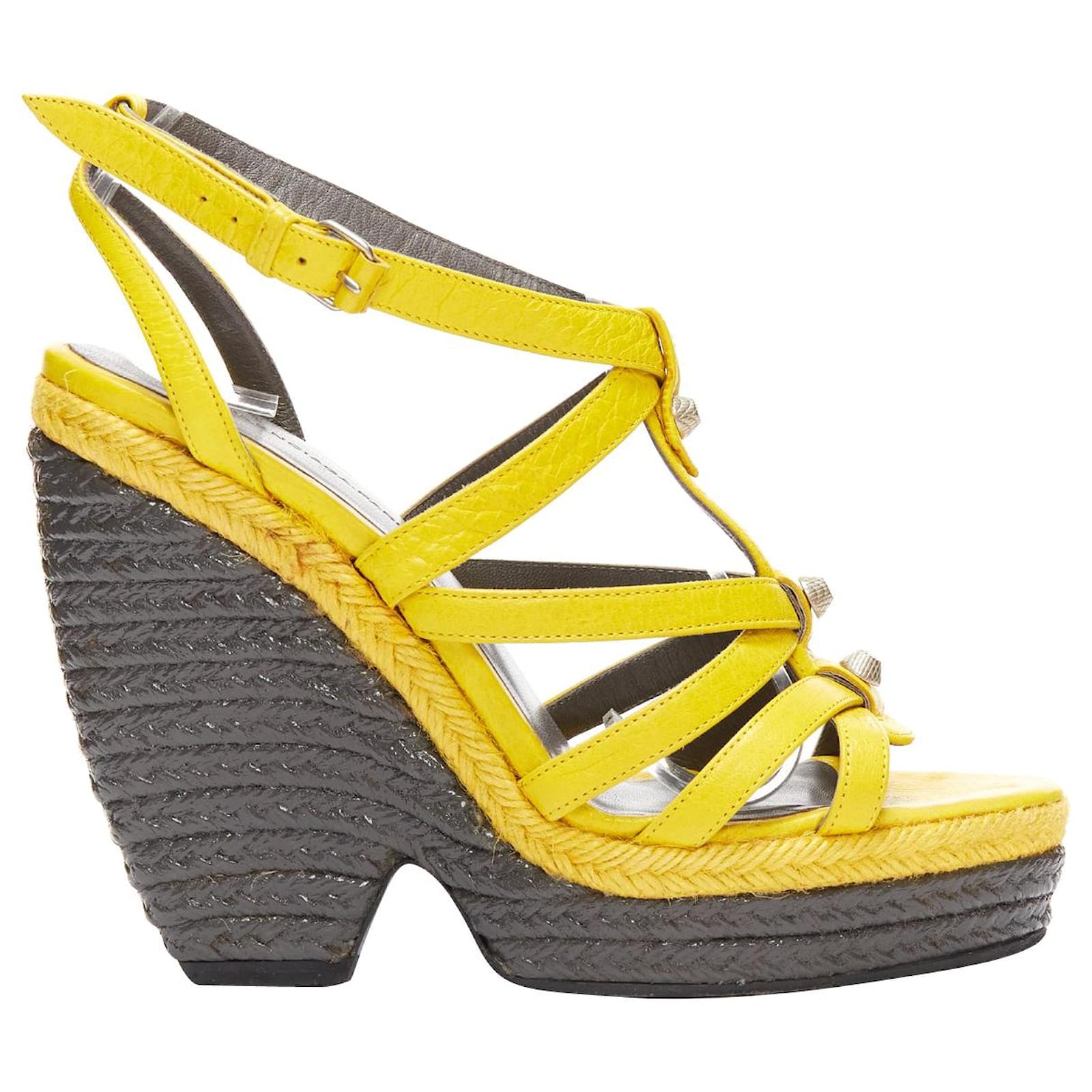 Espadrille compensee grise a clous jaunes vintage Balenciaga EU38 Cuir ref.1641595 Joli Closet