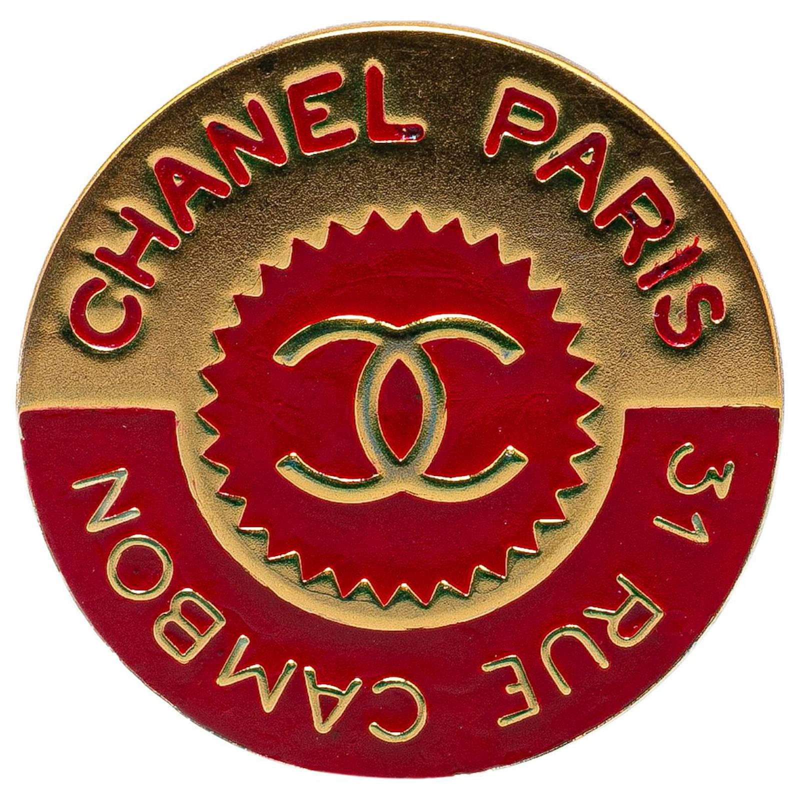 Metal Dore Une Broche Chanel Broche Chanel CC Dorée Disponible Sur