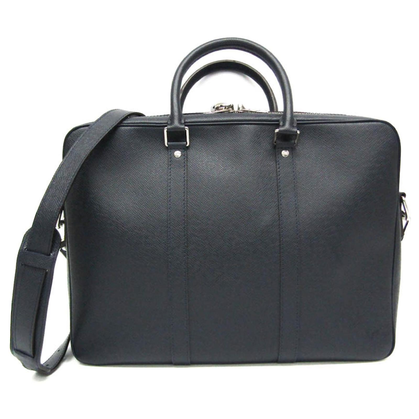 Louis Vuitton Taiga Porte De Cuman Voyage PM M30639 Mallette pour