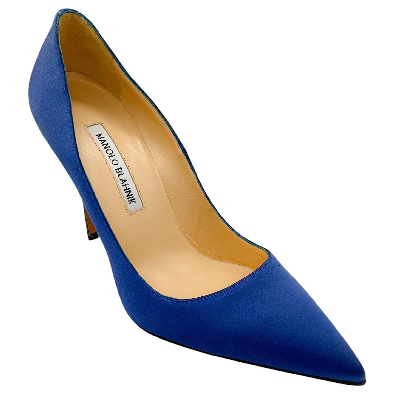 Pompes en satin bleu Manolo Blahnik Toile Joli Closet