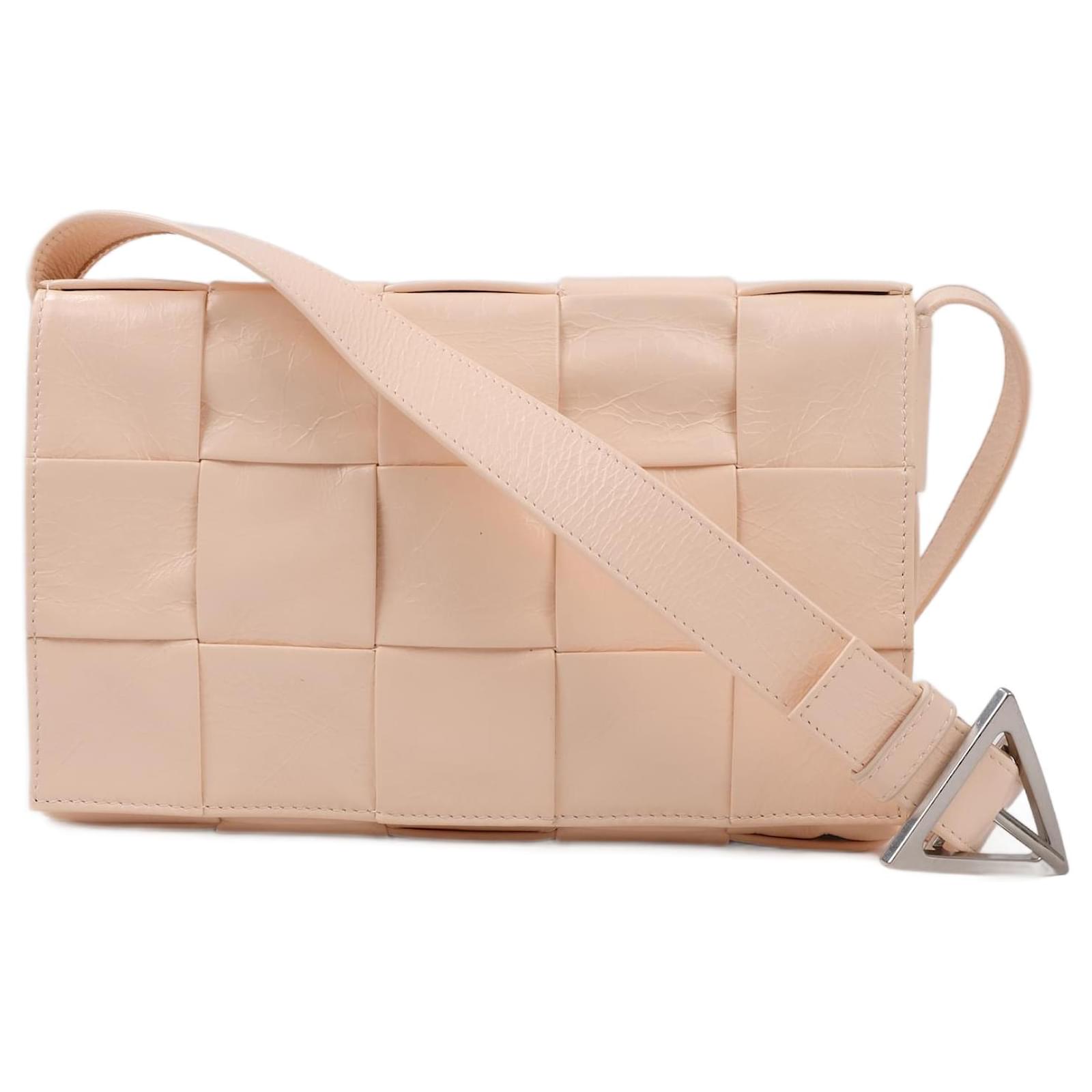 ショルダーバッグ・ポシェット BOTTEGA VENETA CASSETTE SHOULDER BAG IN MAXI Bottega Veneta Maxi Intrecciato Cassette Leather Shoulder
