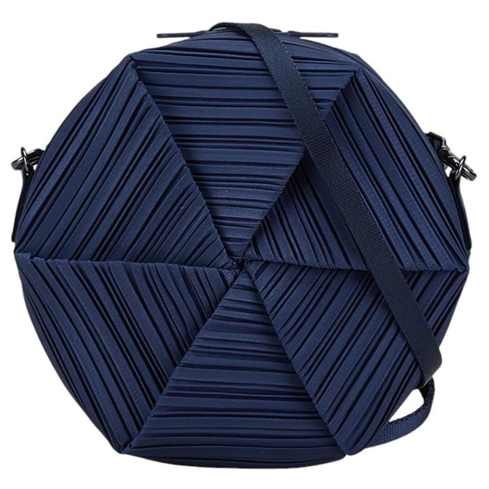 プリーツプリーズ イッセイミヤケから新作シリーズが登場！雪の結晶を