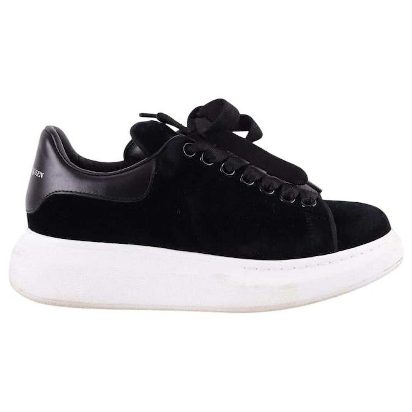 Alexander Mcqueen Samt Sneaker Schwarz ref.1757609 Joli Closet