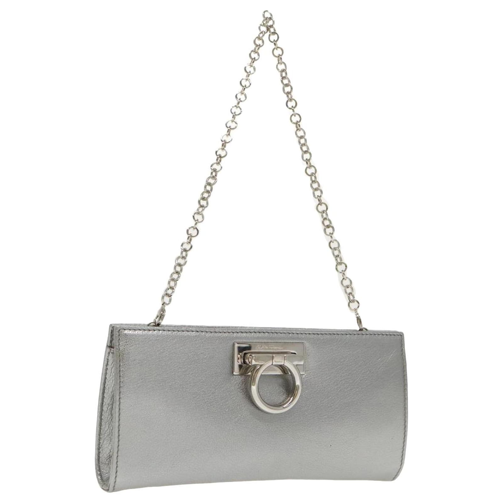【関税負担】 SALVATORE FERRAGAMO GANCINI POCHETTE Salvatore Ferragamo 22 D300 Gancini Strap Clutch 123502550