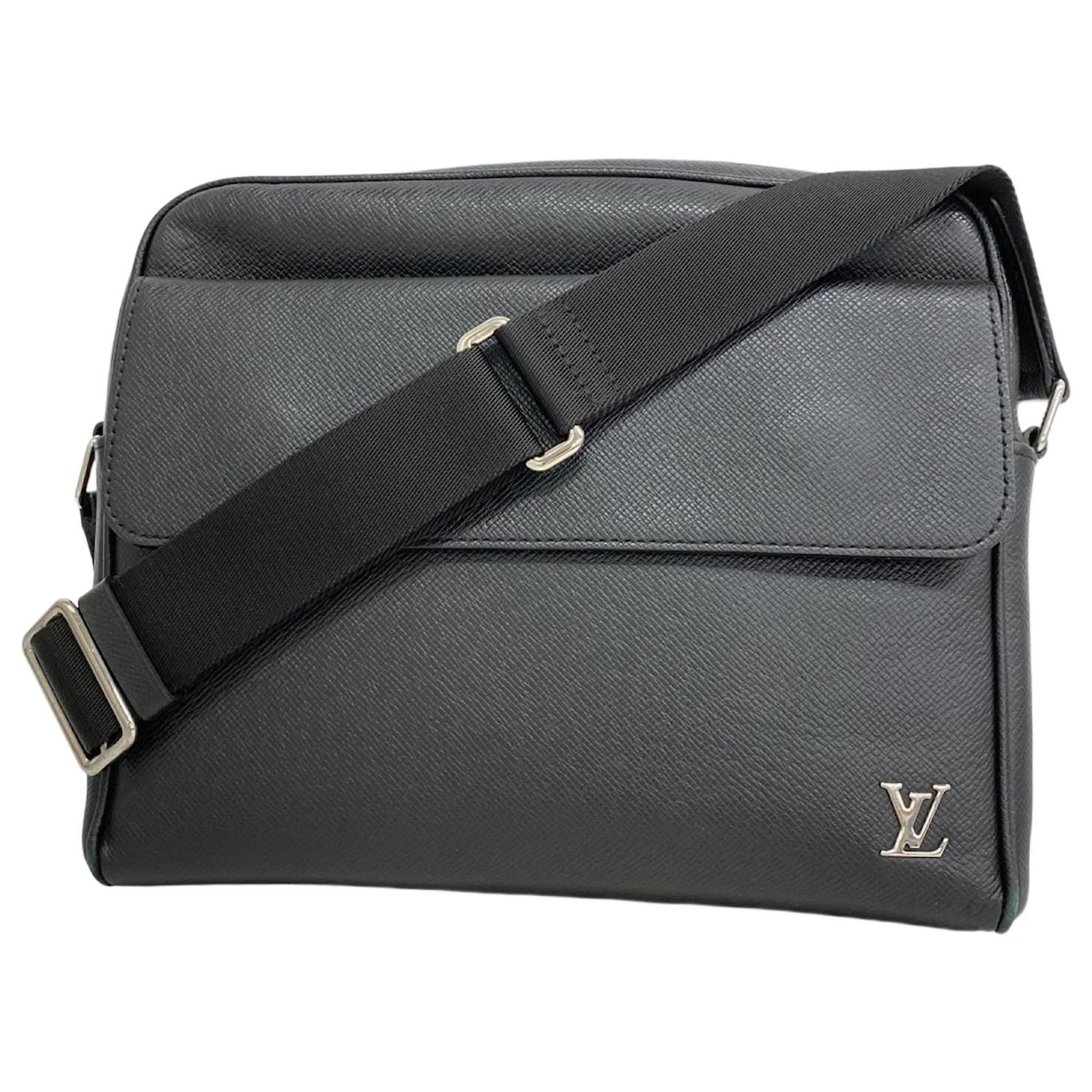 Louis Vuitton Taiga Alex Shoulder Bag Black ref.2104563 - Joli Closet