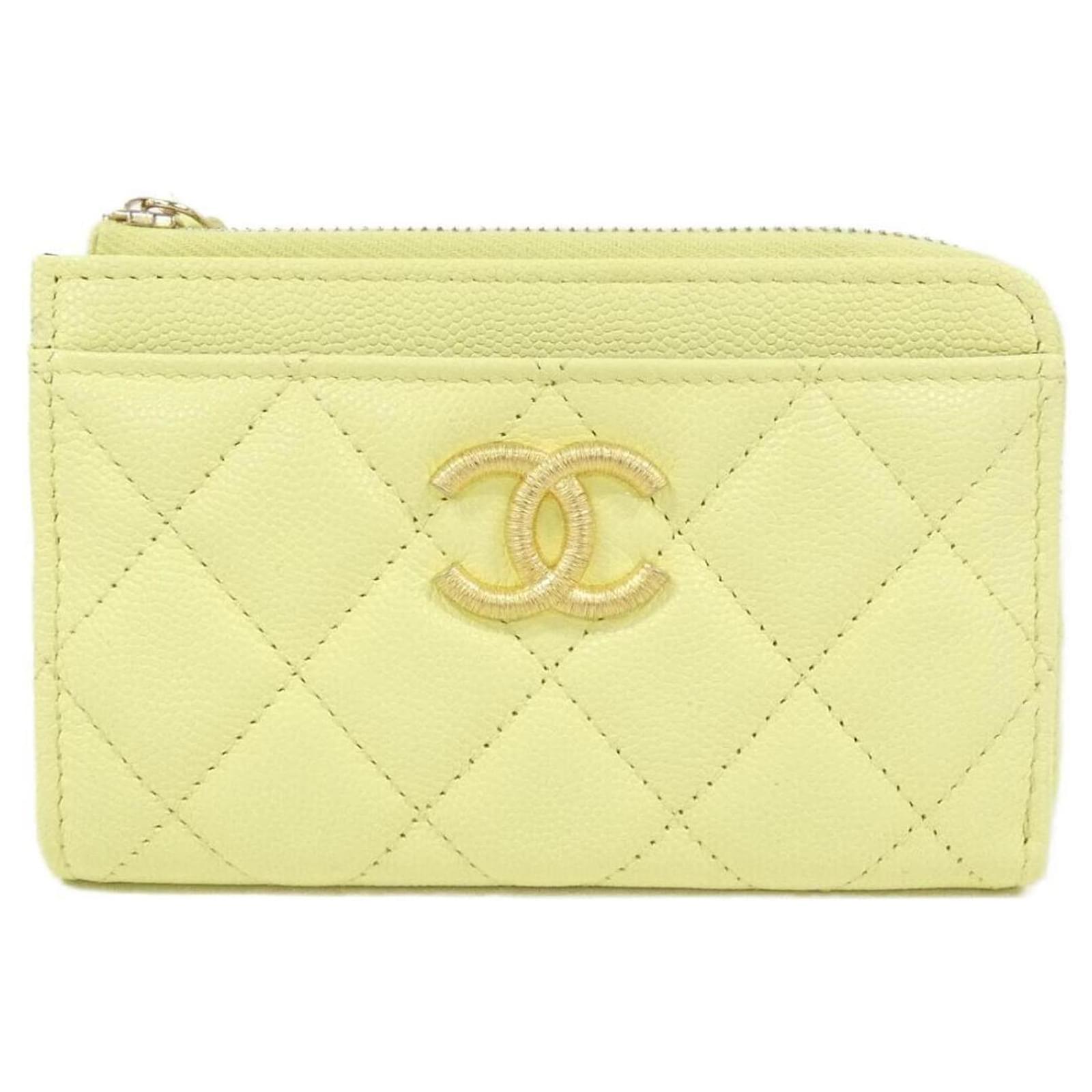 Porte-cartes en cuir de veau grainé jaune Chanel AP4478 ref