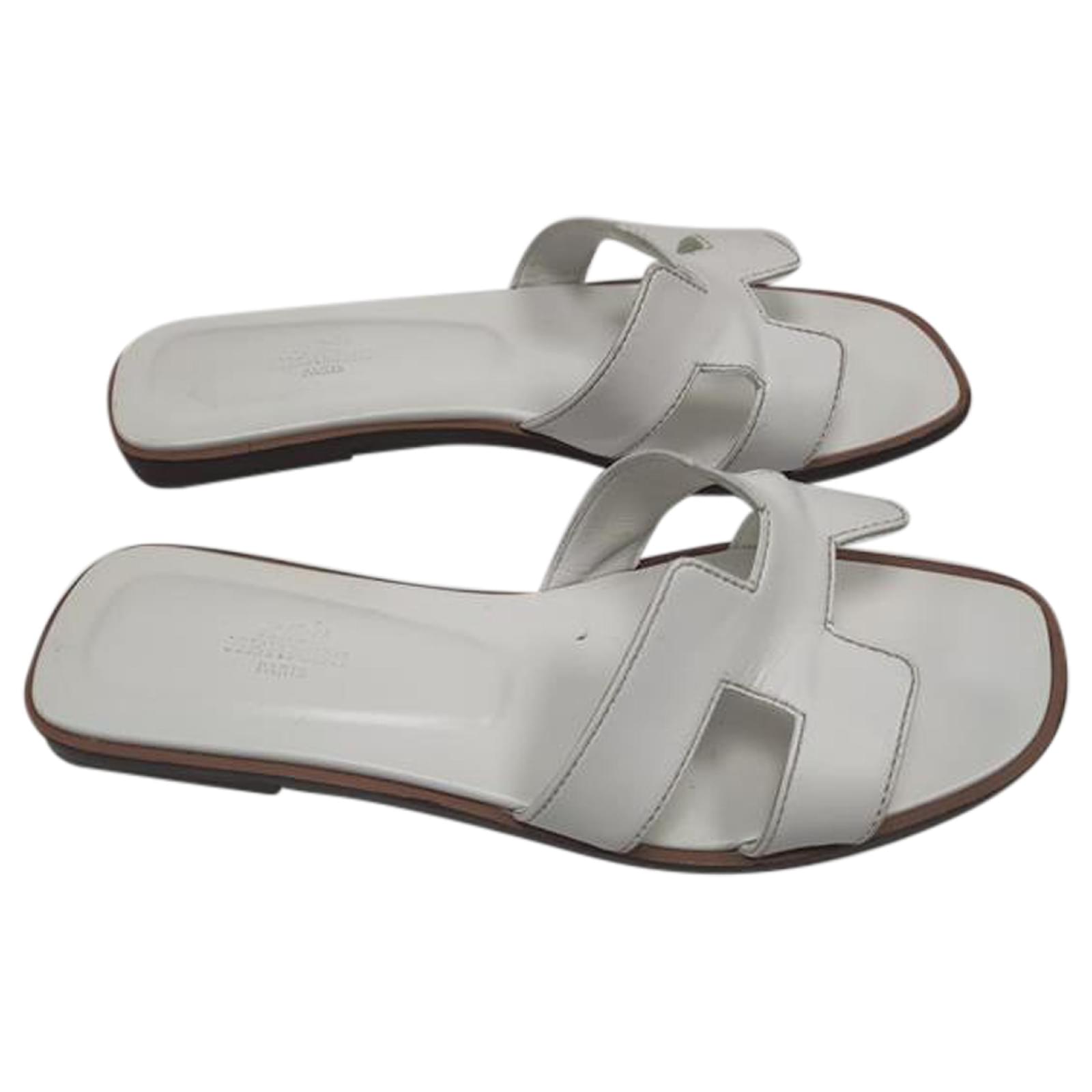 Sandales plates Hermès Oran en cuir blanc Écru Joli