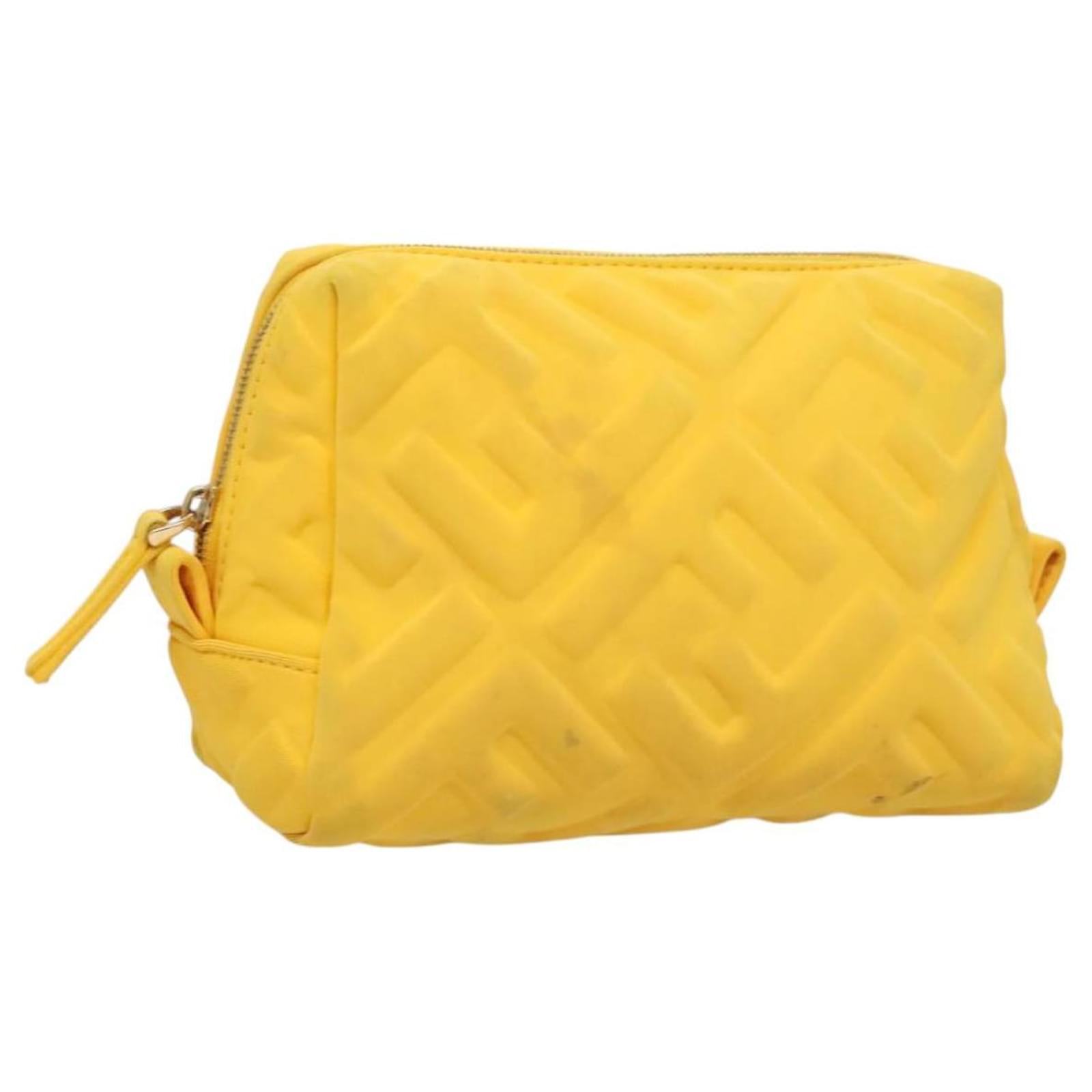Pochette FENDI in nylon giallo oro Auth bs24840 D'oro