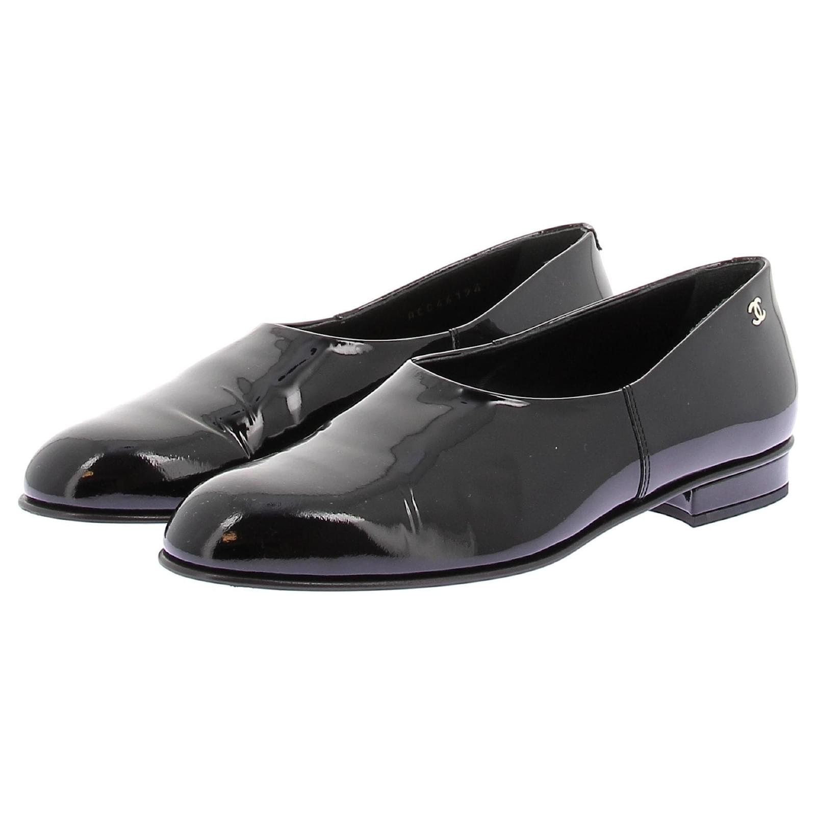 Chanel Mocasines de cuero charolado Negro Joli Closet