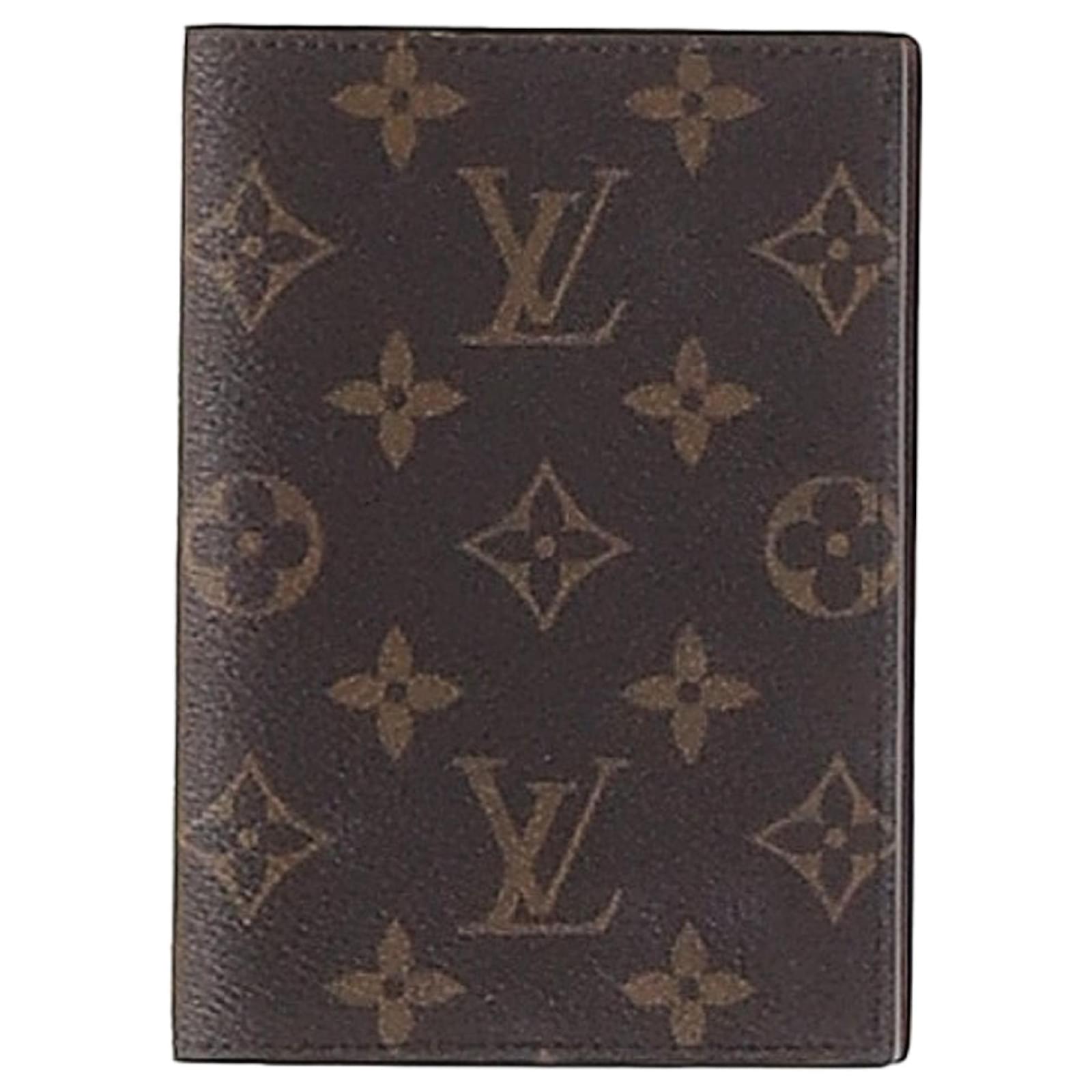 Porte-passeport Monogram Louis Vuitton en toile enduite marron