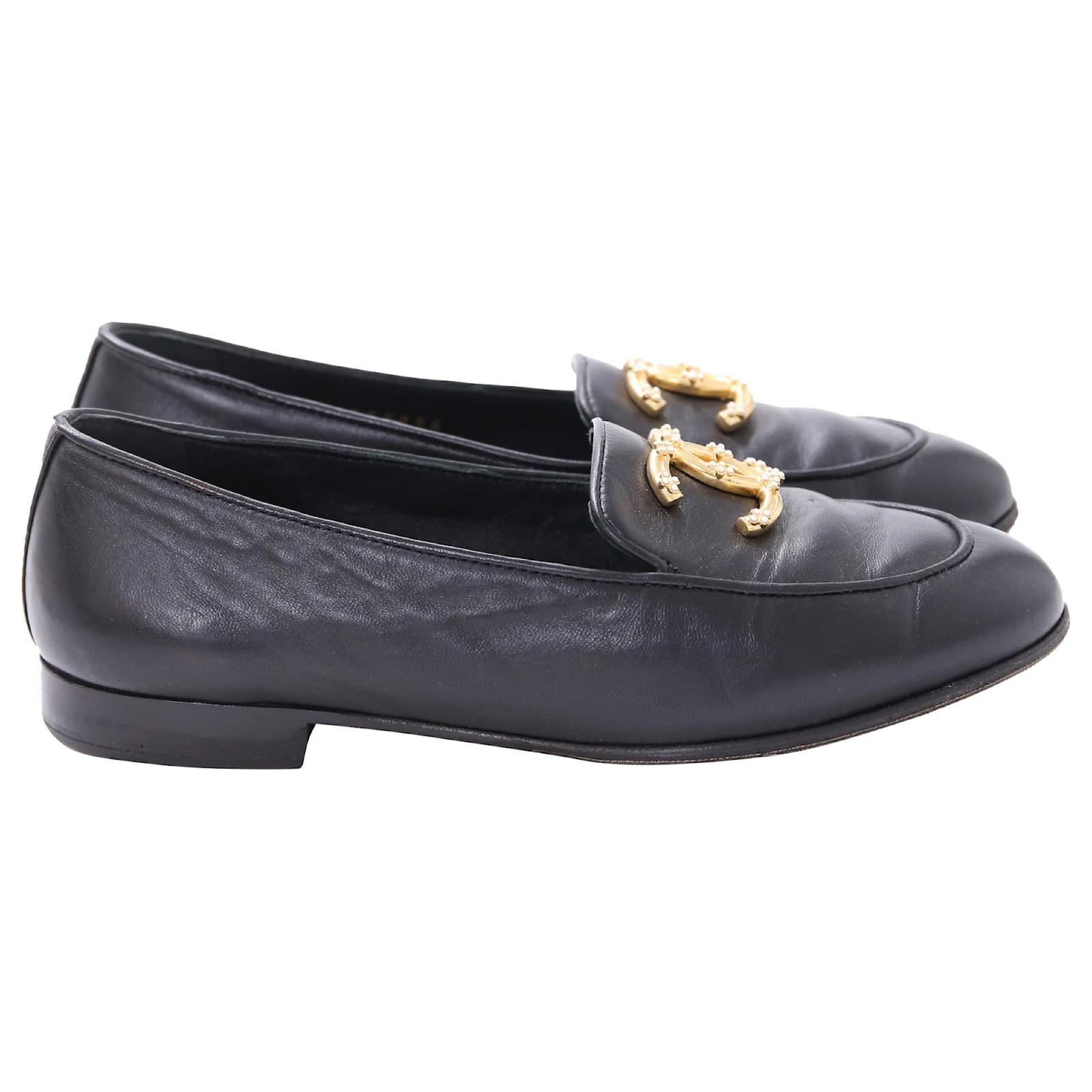 Chanel Pearl CC Loafers in Black Lambskin Leather ref.2284947 - Joli Closet