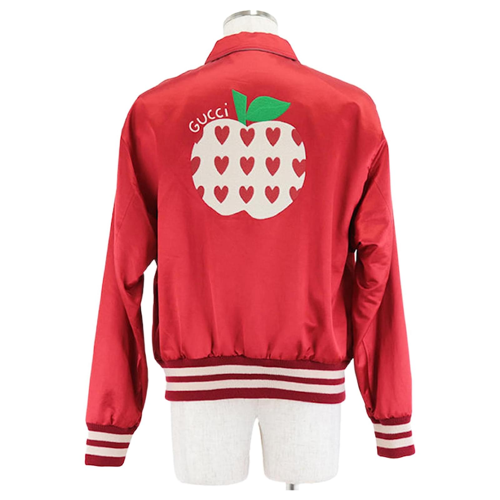 Chaqueta souvenir de satén de Gucci con bordado de manzana Roja