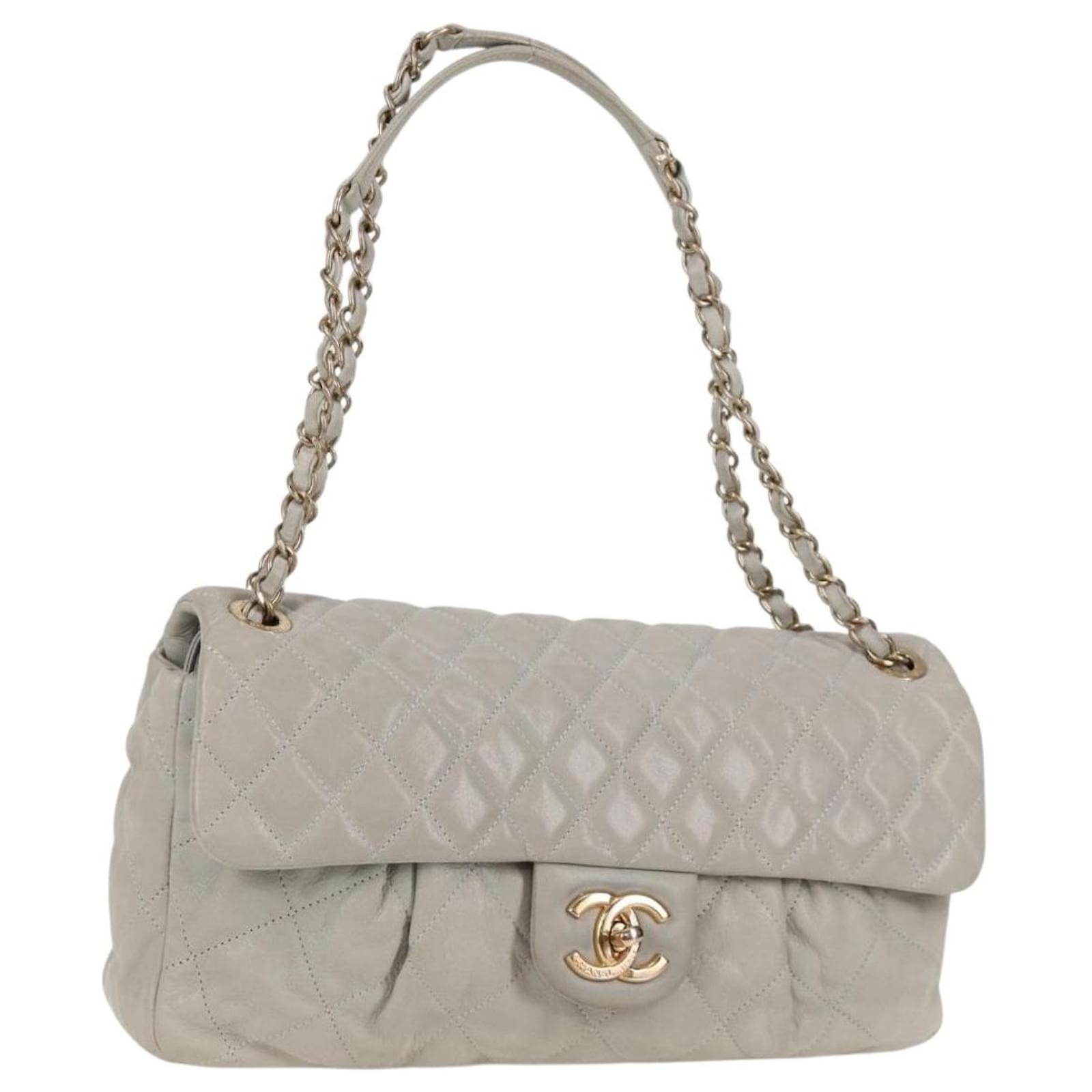 CHANEL Matelassé Schultertasche aus Leder Grau mit Goldener Kette