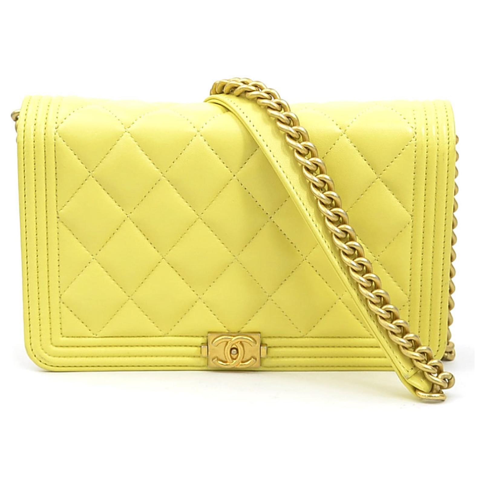 Sac à bandoulière en cuir Chanel Boy Jaune Joli Closet