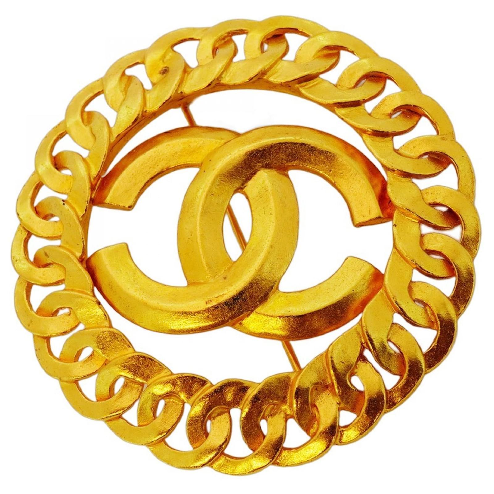Cartier France Broche Oiseau Vintage En Or Jaune 18 Carats Avec émeraudes Et Saphirs Années 1960 Cartier France Broche Oiseau Vintage En Or Jaune 18 Carats Avec émeraudes Et Saphirs Années 1960