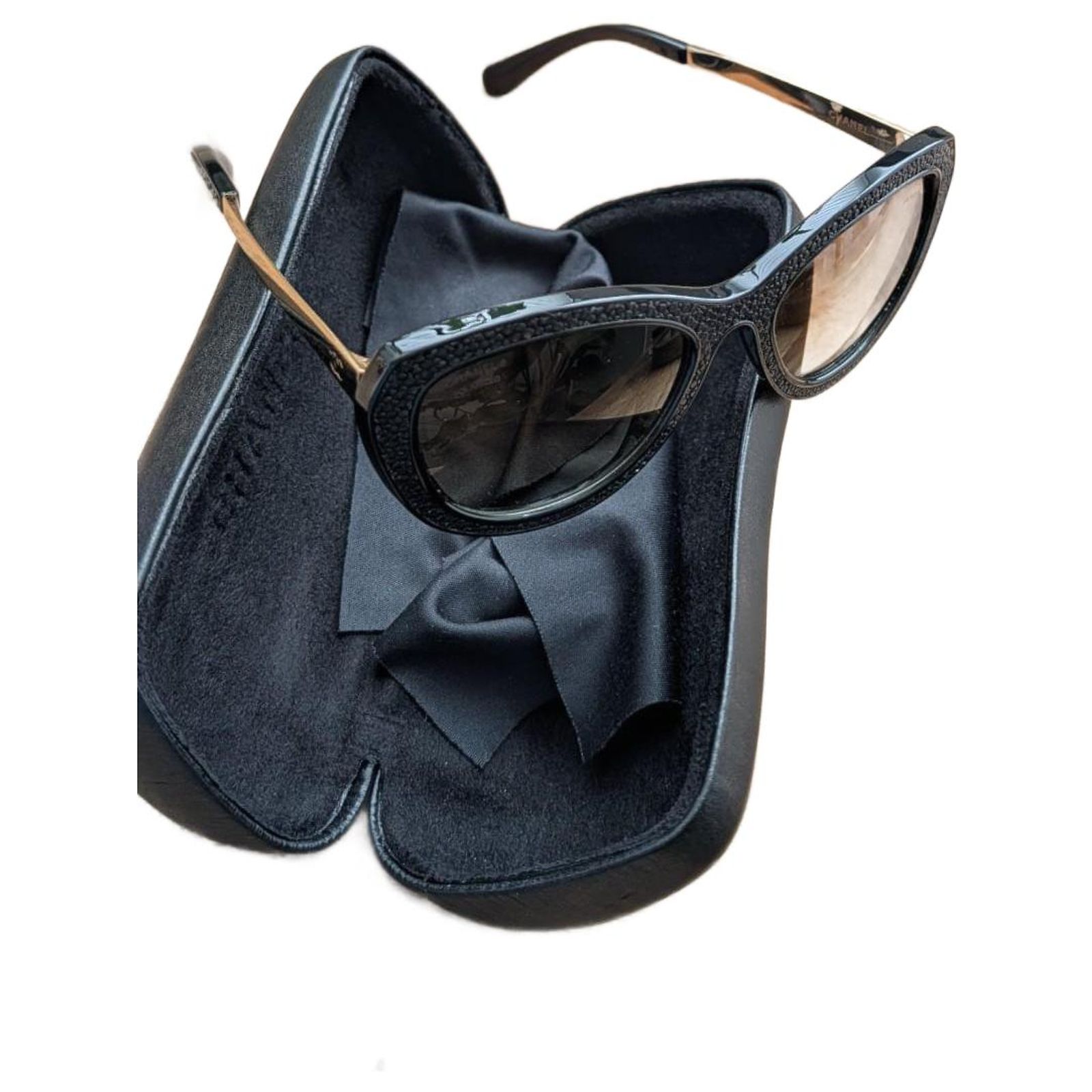 Limited Chanel Sunglasses - ultra chic & elegant with  display picture 3