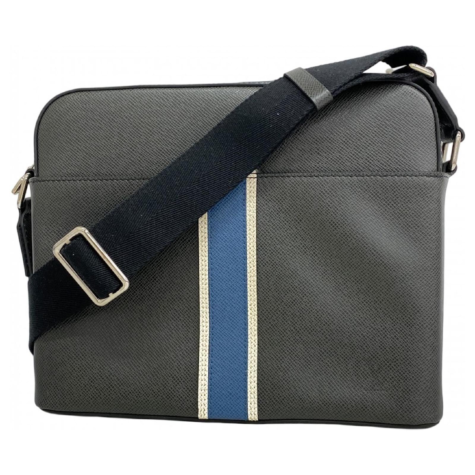 Louis Vuitton Anton Taiga ショルダー PM