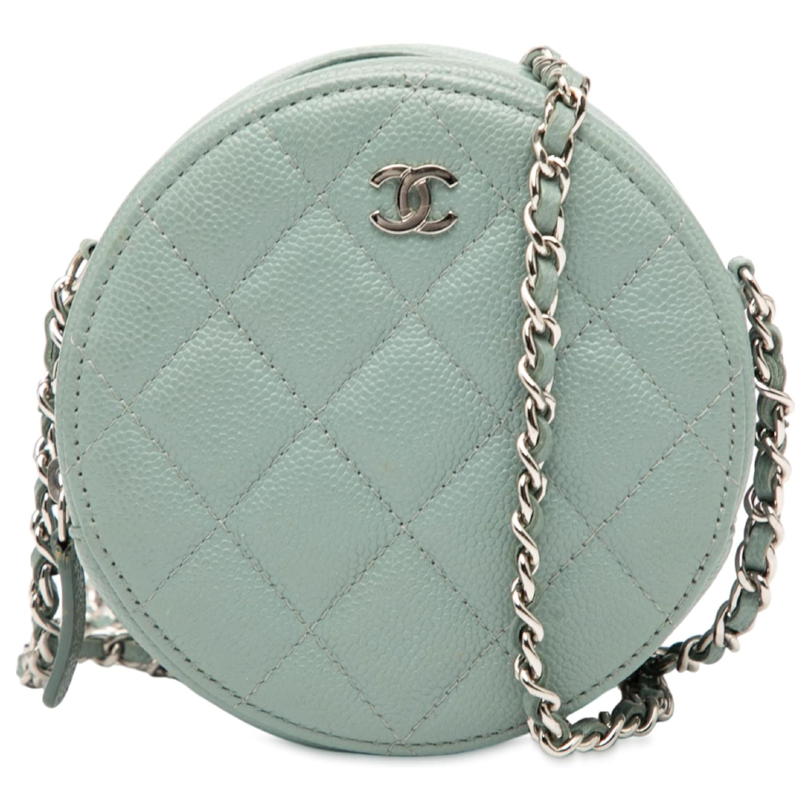 Runde Clutch aus blauer, gestepptem Kaviar mit CC von Chanel mit