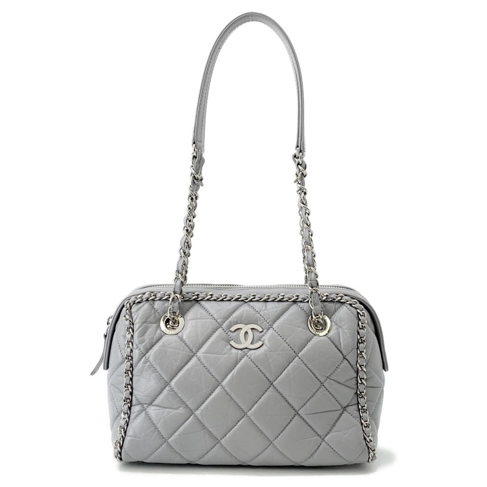Chanel Schultertasche aus Kalbsleder mit Kette Grau