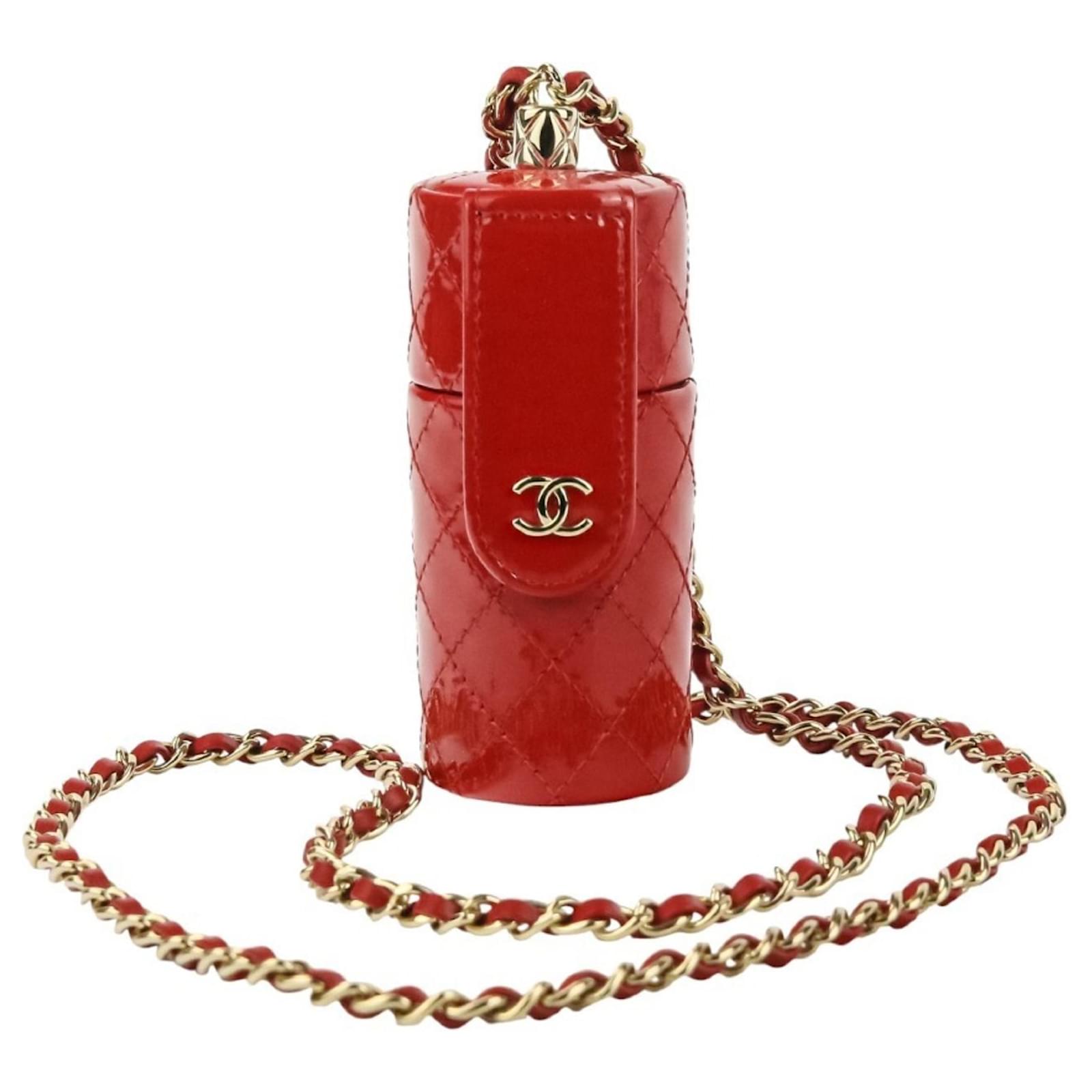 りんご CHANEL MATELASSE COCO LIP CHAIN CHANEL Patent Leather Matelasse Coco Mark Chain Strap Lip Case